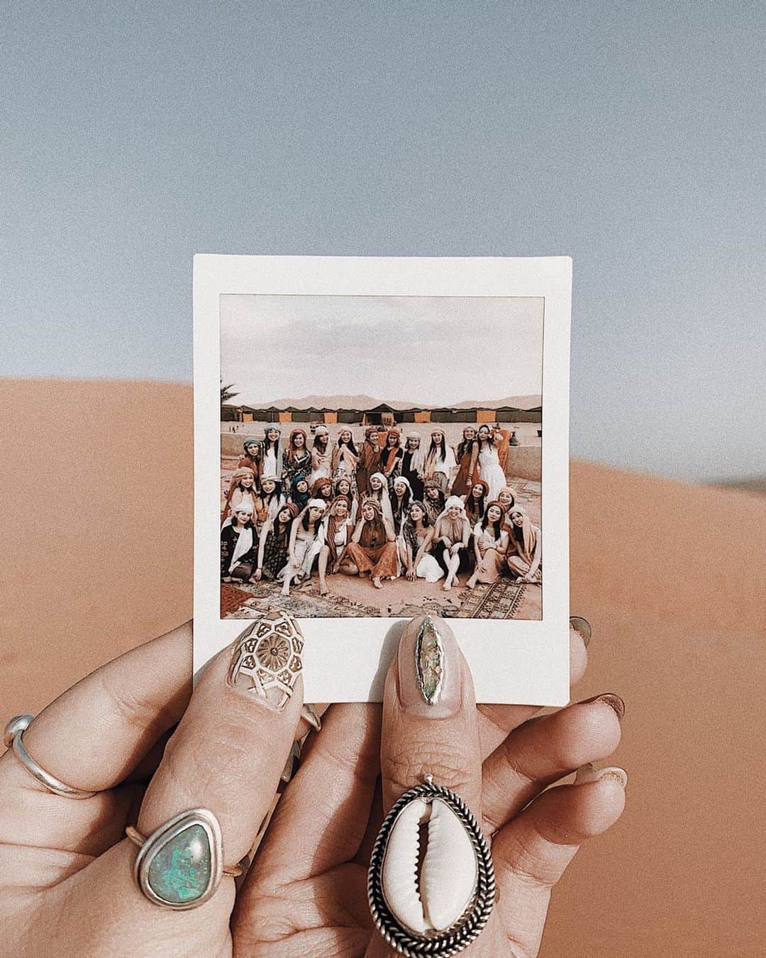 Manamiのインスタグラム：「#manashikatour in Morocco🇲🇦🐪🌴 とにかく楽しすぎてあっという間の8日間🥺💕 第1弾とは全然違う場所で、また違う感動が沢山でした☺️✨ みんなで感動を共有出来るのって本当に素敵😌 ほとんどの方が1人参加だけど、みんなすーーーぐ仲良くなっちゃって、旅で一緒に過ごす時間ってめっちゃ濃いからずっと友達だったのかなーってなる💗 私の一番の思い出は、 床に転げるほど笑って死ぬかと思った深夜のプール🍾 と、バスでやったお絵かき伝言ゲーム✍🏽🐪 どっちもモロッコじゃなくても出来るやつ😂笑 あれ、またやろう😂💗 ㅤ そして第3弾もお楽しみに💖 どこにしようかな〜🥳💭🗺 #JTB #manashikatour #manashikacheki」