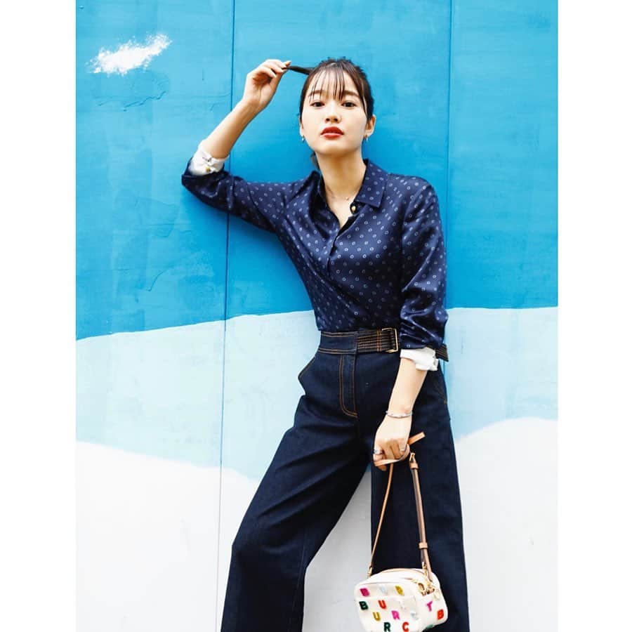 のインスタグラム：「thank you @toryburch 💙🎈﻿ ﻿素敵に撮っていただいたので自分のにも載せてみる。 上下のお洋服とバッグ、全身Tory Burch ♡  デニムもシルクのシャツに合わせると グンと大人にかっこよくなる気がするよ🥰 (silver925のピアスとリングは @from_chiro )﻿ ﻿ トリー バーチのポップアップショップが 伊勢丹新宿店で6/12-18日に開催されているので 要チェックです✔️﻿可愛かったぁ♡ #ちひろのお洋服﻿ #150cm #toryburch #Chiro #fromChiro #ToryStories #destinationanywhere」