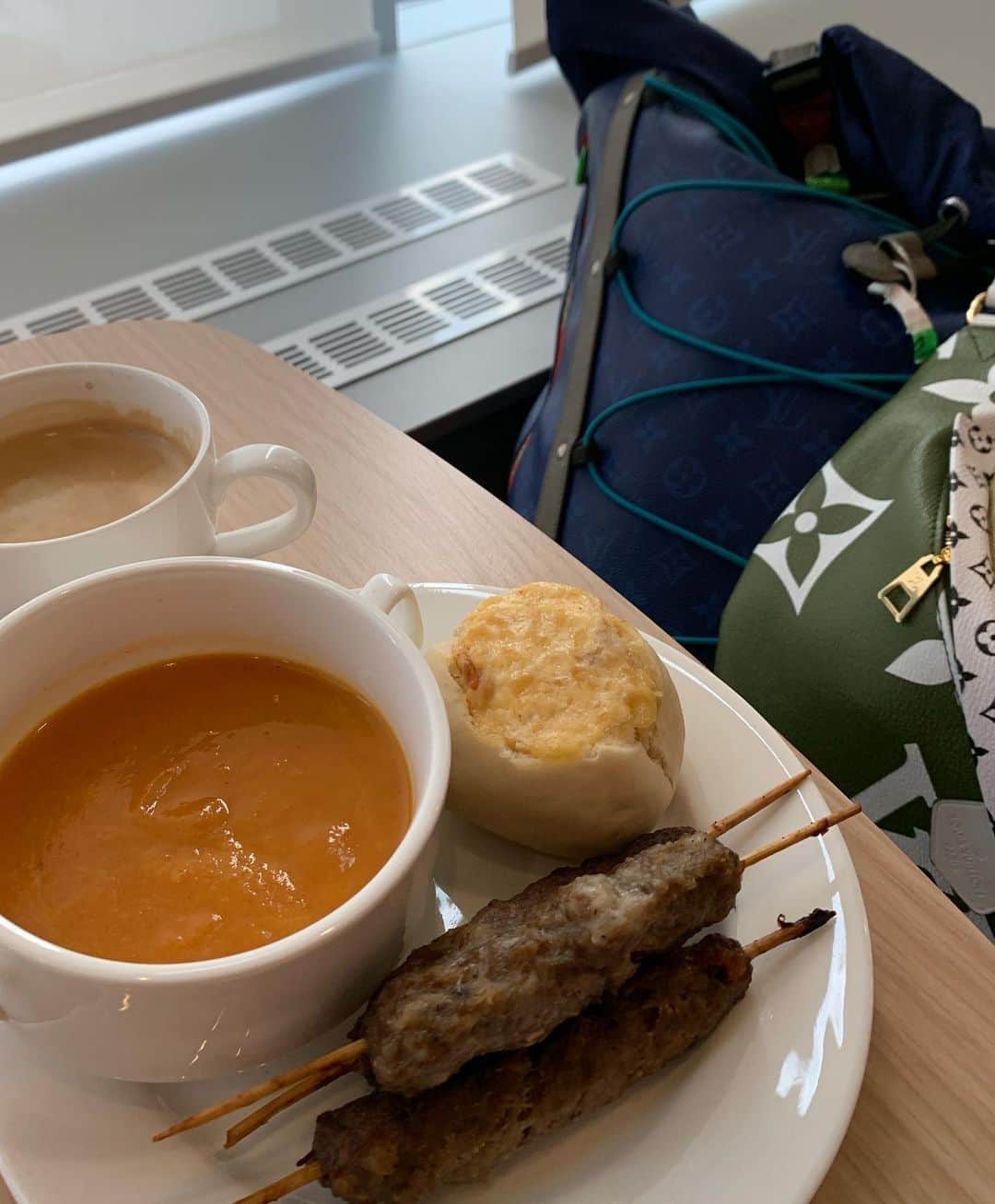 安井友梨さんのインスタグラム写真 - (安井友梨Instagram)「今日のブログは「JALの世界中で一番贅沢なレストラン「BEDD」」です💗続きは今日のブログでご覧下さい💗💗💗写真は、私が尊敬する世界一美しいビキニチャンピオン👙👙MY HEROINE🦸‍♀️🦸‍♀️🦸‍♀️ロシアでトレーニング🇷🇺🇷🇺 🇷🇺シェフたちの技と心がつまった料理を、 雲の上にゆったりと浮かんでいただく、、 世界中のどこよりも自由な時間が流れる 「極上の空の上のレストラン BEDD 」  名前の最後の D の文字には、 Dine（食べる） Delicious（美味しい） Dream（夢見ごこち）の意味があります。  最高峰の味を、空の上のお席で楽しめます😭  さー！！また気を引き締めて、 再び、減量頑張ります！  #トレーニング女子  #ゴールドジム  #糖質制限ダイエット  #ミールリプレイスメント  #おきかえダイエット  #ビキニフィットネス  #つけまつげ  #プロテイン女子  #JAL #bedd」6月12日 20時56分 - yuri.yasui.98