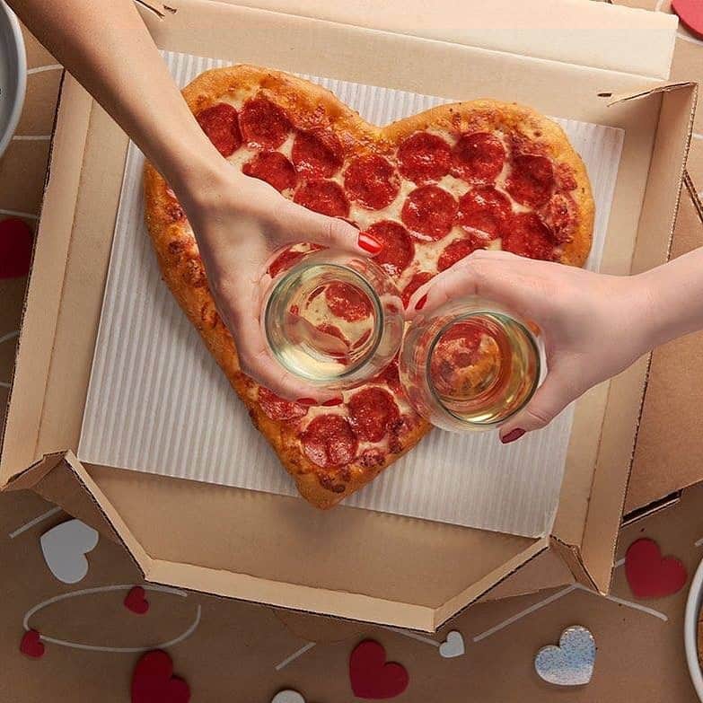 ピザハットさんのインスタグラム写真 - (ピザハットInstagram)「【熱々ピザで2人の絆を深めようっ♡((*´∇｀人´∇｀*))♡】 * 今日は #恋人の日 ♪食卓を華やかに飾って、恋人とまったり""おうちごはん""なんていかがですか？♪ * * * #ピザハット #pizzahut #ピザ #pizza #ぴざ #ピッツァ #恋人 #ハートピザ #ハート #おうちごはん」6月12日 12時00分 - pizza_hut_japan