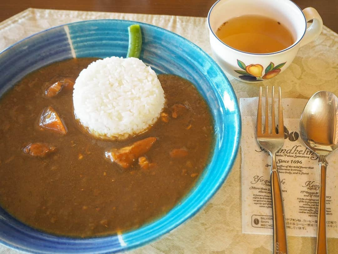 伊藤桃さんのインスタグラム写真 - (伊藤桃Instagram)「お昼時にぴったりな美味しそうなカレーの投稿🍛✨ ですが、これも#岳南電車 さんのオフショットの一枚😋 * キタコレ！の本編、夜景電車レポもみてね♥→http://www.kita-colle.com/m/content/24141/ * こちらのカレーは終点#岳南江尾駅 からすぐそばにある#おうちカフェ 花みずきさんにていただきました🍛 かわいいチューリップが咲き誇る公園もちかくにあったよ✨ * 3.4枚目:まさにおうちカフェ…！ 入っていいのかな？と少しどきどき。 でもどこか親戚のお家にお邪魔するときのような温かさも。 「お邪魔しまーす」と入りました☺️ * 5枚目:カレーはもちろん！コーヒーも美味しい🙏 こんな本格的なサイフォンでのコーヒーがなんと350円でのめてしまうのです。 ゆったりとお庭の景色を楽しみながら美味しいコーヒーを嗜む…贅沢な時間がそこにありました。 サービスでケーキも少しいただいちゃいました。それもまた上品な甘さで最高…！✨ * 6.8枚目:もちろん岳南江尾駅もすごくよかったです！ 木の電柱に伝言板…しぶい！ 7枚目:ここには線路が通っていたのでしょうか…？ * 9、10枚目:渋さの中にお手入れがされているのがまたよきです。 一つ前の投稿でも書いた「岳南イカシ隊」の皆様によるものなのでしょうか。 銀河をイメージしたような手塗りのぬくもりあるベンチに 「日本一市民の気持ちが盛り上がっている駅」という木碑！ なくしてはいけない、という気持ちが盛り上がっているということだそうです。 * あーまたあのカレーたべたいなあ＼(^o^)／」6月12日 12時13分 - itomomo_tetsu