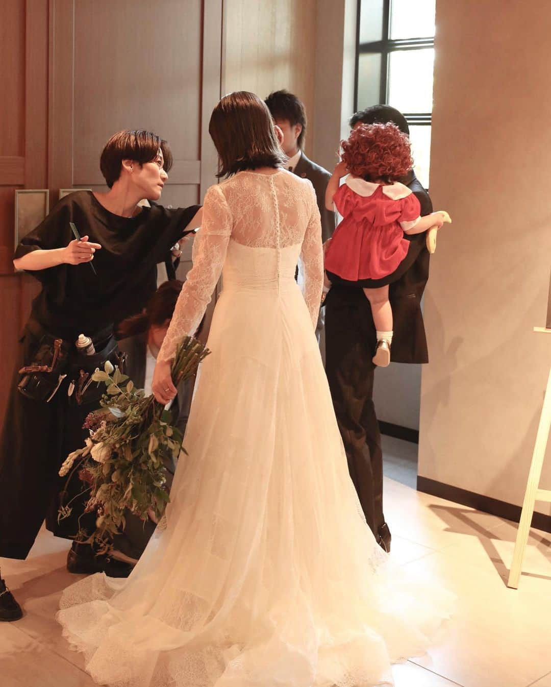 垣内彩未さんのインスタグラム写真 - (垣内彩未Instagram)「🌿ドレスのお話🌿 (遅ればせながら)  結婚式のドレスは MIRROR MIRRORさん @mirrormirror_jp にて レンタルさせていただきました。  当日、2つのドレスを着たのですが 両方とも ヨーランクリスというスペインのブランドのものです。 とにかくレースが素敵で 繊細な中、エッジもきいたデザインの ヨーランクリスをとても気に入ったので 2着共ヨーランクリスにしました♡  挙式、披露宴前半は レース、コットン、チュール、フェイクレザーなど4種類のレースを組み合わせたドレス。  中座後は モードなロングスリーブのドレス。 スカートは異素材でボーダー柄になっています。  可愛い、キレイ、だけじゃなくて モードな雰囲気も！と、思っている方には ヨーランクリス、本当におススメです👰🌿 #kakiuchiayamiwedding」6月12日 12時09分 - kakiuchiayami