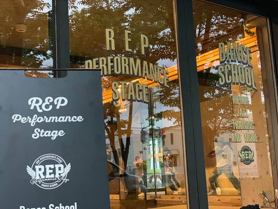 RENA さんのインスタグラム写真 - (RENA Instagram)「2019年6月10日１つの夢が叶いました✨ ． REP Performance Stage本校がテナントを設けオープン致しました✨ ． 全面改装で内装を全て自分達でやりなんとか無事にオープンする事が出来ました✨ ． REPファミリーが集まり朝から晩まで休みなく内装を手伝ってくれて感謝してもしきれないくらいの皆で作り上げたスタジオの完成です。 ． 世界一温かいスタジオですね！とメッセージ頂きましたが、本当にその通りで愛の溢れるスタジオになりました🌻✨ ． 未完成部分も多々ありますのでwこれからも手を加えながらよりよいスタジオ作り、スクール作りにしていきたいと思います😊 ． 早速盛り上がりに湧く二日間✨ 皆の喜ぶ姿を見ると一気に疲れが吹き飛びます✨ ． 作って良かったなぁと思わせてくれる瞬間です😊 ． 応援メッセージを下さったたくさんの皆様、お祝いのお花を送ってくれた宮崎校の皆様も本当にありがとうございました✨ ． 取り急ぎご報告と御礼まで。 改めてご連絡させて頂きます🙇‍♀️ ． お近くの方はぜひ遊びに来てください😊🙌 今週は毎日います❤︎ ． HPなど詳細がそのままですのでw、今後追ってリニューアルさせて頂きます🤯🙏💦 ． HP repjapan.com 問い合わせ info@repjapan.com ． ． 〒344 - 0067 ‪埼玉県春日部市中央1-57-12 ‬ ‪REP Performance Stage ‬ ． ． #目標 #夢 #仕事女子 #スポーツ女子 #オトナ女子 #内装 #再出発 #ダンススクール #ダンススタジオ #春日部ダンススクール #ダンススタジオ #世界一 #ファミリー #チーム #最高 #ilovemyfam #studio #danceschool #repjapan #gopro #myfavorite #カフェじゃないよw」6月12日 12時10分 - rena_flare