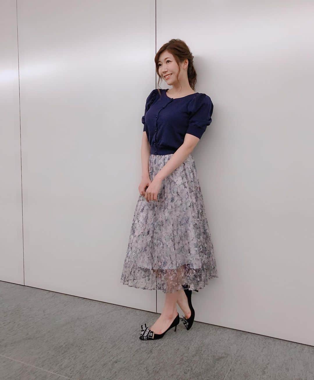 穂川果音さんのインスタグラム写真 - (穂川果音Instagram)「ゴーちゃんと一緒に写真撮るのは久しぶりな気がする！笑笑  今日も素敵な一日になりますように♡  この日の私服は tops→  @feerichelu  fch411-0285 skirt→ mystrada  #アベプラ #abematv #ニュース番組 #ほかのん #穂川果音 #お天気担当 #気象予報士 #お天気キャスター #お天気お姉さん #テレビ朝日 #tvasahi #weatherforecast #私服 #ファッション #ootd #fashion #feerichelu #feerichelu_style  #pr #cordinate #ゴーちゃん」6月12日 12時11分 - hokawakanonn