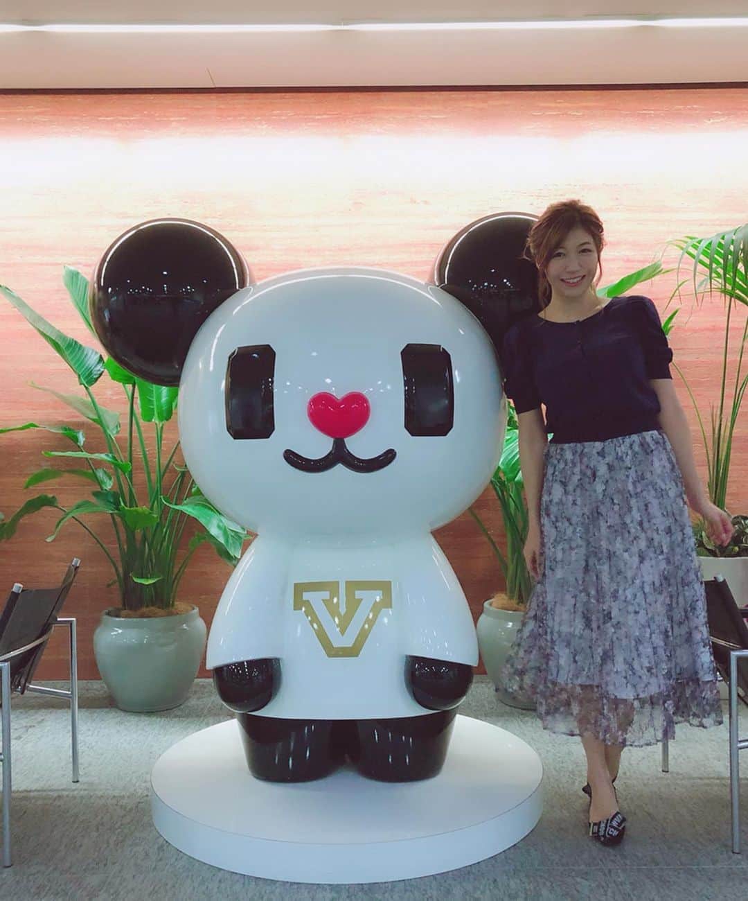 穂川果音さんのインスタグラム写真 - (穂川果音Instagram)「ゴーちゃんと一緒に写真撮るのは久しぶりな気がする！笑笑  今日も素敵な一日になりますように♡  この日の私服は tops→  @feerichelu  fch411-0285 skirt→ mystrada  #アベプラ #abematv #ニュース番組 #ほかのん #穂川果音 #お天気担当 #気象予報士 #お天気キャスター #お天気お姉さん #テレビ朝日 #tvasahi #weatherforecast #私服 #ファッション #ootd #fashion #feerichelu #feerichelu_style  #pr #cordinate #ゴーちゃん」6月12日 12時11分 - hokawakanonn