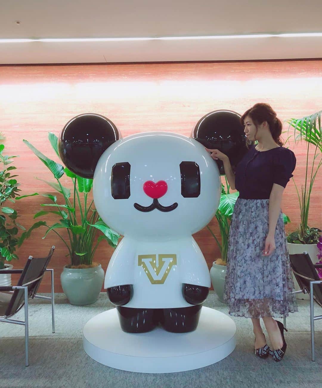穂川果音さんのインスタグラム写真 - (穂川果音Instagram)「ゴーちゃんと一緒に写真撮るのは久しぶりな気がする！笑笑  今日も素敵な一日になりますように♡  この日の私服は tops→  @feerichelu  fch411-0285 skirt→ mystrada  #アベプラ #abematv #ニュース番組 #ほかのん #穂川果音 #お天気担当 #気象予報士 #お天気キャスター #お天気お姉さん #テレビ朝日 #tvasahi #weatherforecast #私服 #ファッション #ootd #fashion #feerichelu #feerichelu_style  #pr #cordinate #ゴーちゃん」6月12日 12時11分 - hokawakanonn