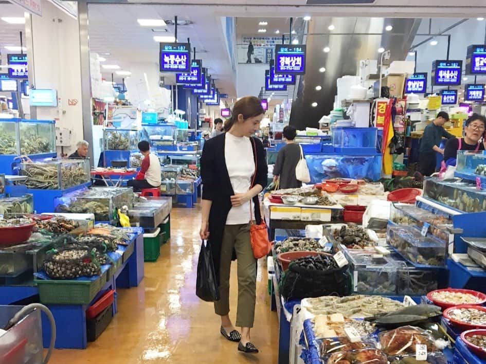 高木りなさんのインスタグラム写真 - (高木りなInstagram)「@mikasiktang が鮮魚を買い付けに行く日、私もお供させていただきました💃🏻💨 私は身がしっかり詰まったサバを購入！🐟✨ やっぱりマートで買うのとは違う！ 美味しかったー😋💗 息子も超高速で食べてました😂 #みか食堂 では、毎日新鮮なお魚と美味しい日本家庭料理が食べられます❤️ @mikasiktang 이 생선 장보는 날에 나도 노량진수산시장에 동행!💃🏻💨 살이 꽉 찬 고등어를 득템!  역시 마트생선이랑 다르네요!! 맛있었다. #미카식당 에서는 매일 싱싱한 생선과 맛있는 일본가정요리를 먹을수 있어요!👍🏻 . . . #노량진 #노량진수산시장 #장보기 #한남동맛집 #일본가정식 #미카식당 #ノリャンジン水産市場 #鷺梁津 #買い物 #みか食堂」6月12日 12時19分 - rinasvoyage