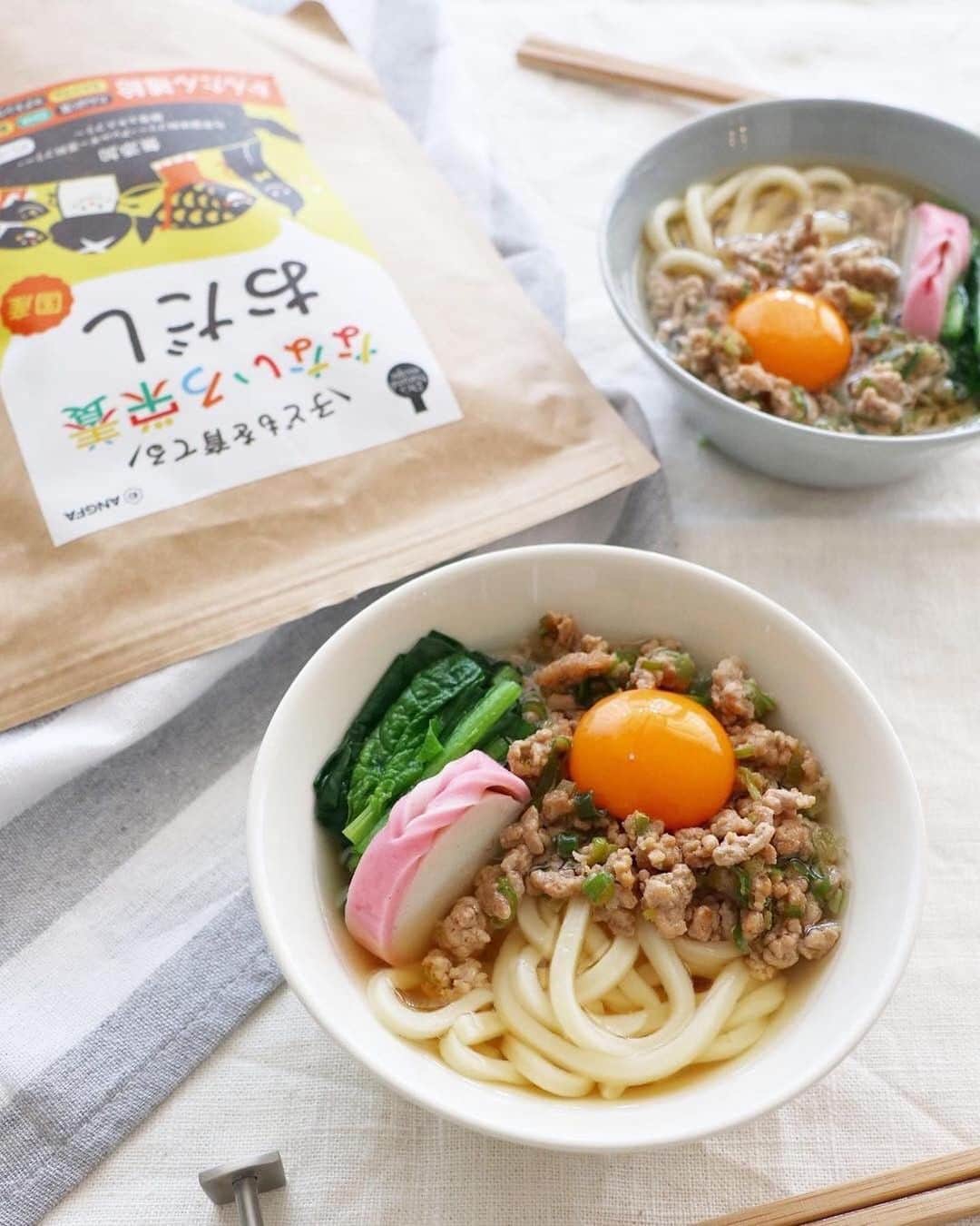 ドクターズナチュラルレシピのインスタグラム：「画像をタップすると商品が購入できます☝🍃⁣⁣ ーーーーーーーーーーーー⁣⁣ ⁣⁣ 【撮影：@lily_____11 さん】⁣⁣ #なないろ栄養おだし⁣ を素敵にアレンジしてくださいました。⁣⁣ ⁣ 栄養たっぷりのおだしで作った⁣ 『月見そぼろうどん』⁣ ⁣ 子どもの成長にかかせない☝⁣ タンパク質・カルシウム・ビタミンDなどをはじめとした⁣ 7つの大事な栄養素が美味しく摂れる万能おだし。⁣ ⁣ 日々の食事から、お子様の健やかな成長をサポートしませんか。⁣ ⁣⁣ ⁣ 詳細はプロフィールのURLをご覧ください✨⁣⁣⁣ ☞@dr.s_natural_recipe ⁣⁣⁣ ⁣ _______________________________⁣⁣ ＜公式LINEはじめました📱✨＞⁣⁣ 🔍LINE：[Dr.'s Natural recipe]で検索！⁣⁣ もしくは、2枚目の画像をスクリーンショット📷⁣⁣ お友達追加⇒QRコードリーダー⁣⁣ ⇒ライブラリから読み込みでお友達登録完了✅⁣⁣ お得な情報をお届けします☝✨⁣⁣ _______________________________⁣⁣ ⁣⁣ ⁣⁣ #ドクターズナチュラルレシピ #drsnaturalrecipe ⁣⁣ #アンファー #angfa #nuts ⁣#なないろ栄養⁣⁣ #だし #かつお節 #天然 #食育 #子ども #子どものいる暮らし #子供ごはん #こどもごはん #栄養補給 #アレルギーフリー #添加物フリー #健康 #和食 #ヘルシー #ママリ #うどん #ランチ #子育て #食育 #tastemade #foodstyling #instafood」