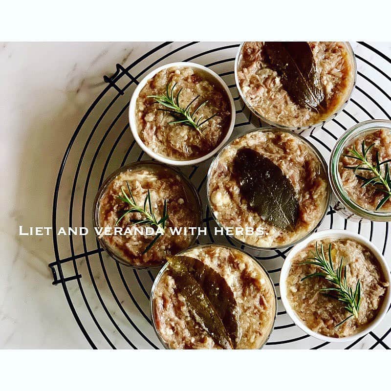 市橋有里のインスタグラム：「ひたすら作るw ・ #rillettes #instafood  #豚肉 #玉ねぎ #にんにく #疲労回復 素材でできているw #ベランダハーブ #小料理屋あり」