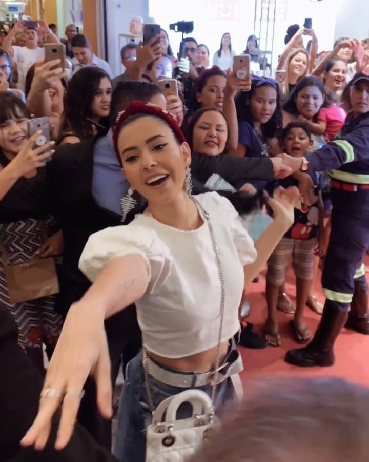 Gabriela Salesのインスタグラム：「Sério... Eu nunca vou me acostumar com tanto carinho que recebo de vocês, e nem sei se mereço tanto também. Vocês são tão maravilhosos! E receber isso na minha terrinha tem um sabor especial! Amo muito vocês! E eu que achei que hoje não fosse dar ninguém porque eu já tô quase mermingual arroz de festa aqui em Maceió 😂😂😂. Obrigada por cada carinho, abraço, beijo, mensagem. Amo meus lacris ❤️❤️❤️」