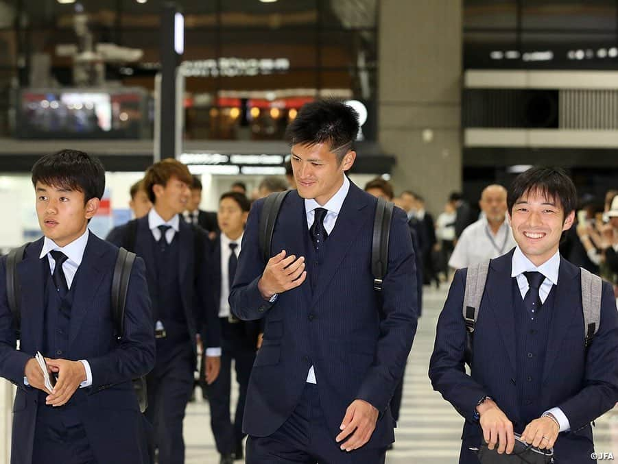 日本サッカー協会さんのインスタグラム写真 - (日本サッカー協会Instagram)「【📸日本代表 Team Cam】6月11日(火)、#SAMURAIBLUE は#dunhill の新スーツに身を包みブラジル🇧🇷に向けて出発✈しました。 ・ 第47回トゥーロン国際大会 2019に参加中の伊藤達哉選手をのぞく22名が出発。伊藤選手は現地で12日に合流予定です。 ・ 🗣 #森保一 監督コメント ブラジルは初めて。試合はもちろんサッカー文化に触れることも楽しみ。全ての選手に期待している。厳しい環境のなかでの戦いは必ず成長につながる。まずは初戦。勝利にこだわりながら、自分たちが持つ全てのパワーをぶつけたい。 ・ #SHOBUFUKU #daihyo #コパアメリカ ・ ―――――――――――――――――― CONMEBOLコパアメリカブラジル2019 6/18 08:00　vsチリ🇨🇱 6/21 08:00　vsウルグアイ🇺🇾 6/25 08:00　vsエクアドル🇪🇨 ※すべて日本時間 👉大会情報はJFA.jpへ ――――――――――――――――――」6月12日 12時31分 - japanfootballassociation