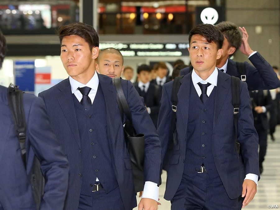 日本サッカー協会さんのインスタグラム写真 - (日本サッカー協会Instagram)「【📸日本代表 Team Cam】6月11日(火)、#SAMURAIBLUE は#dunhill の新スーツに身を包みブラジル🇧🇷に向けて出発✈しました。 ・ 第47回トゥーロン国際大会 2019に参加中の伊藤達哉選手をのぞく22名が出発。伊藤選手は現地で12日に合流予定です。 ・ 🗣 #森保一 監督コメント ブラジルは初めて。試合はもちろんサッカー文化に触れることも楽しみ。全ての選手に期待している。厳しい環境のなかでの戦いは必ず成長につながる。まずは初戦。勝利にこだわりながら、自分たちが持つ全てのパワーをぶつけたい。 ・ #SHOBUFUKU #daihyo #コパアメリカ ・ ―――――――――――――――――― CONMEBOLコパアメリカブラジル2019 6/18 08:00　vsチリ🇨🇱 6/21 08:00　vsウルグアイ🇺🇾 6/25 08:00　vsエクアドル🇪🇨 ※すべて日本時間 👉大会情報はJFA.jpへ ――――――――――――――――――」6月12日 12時31分 - japanfootballassociation