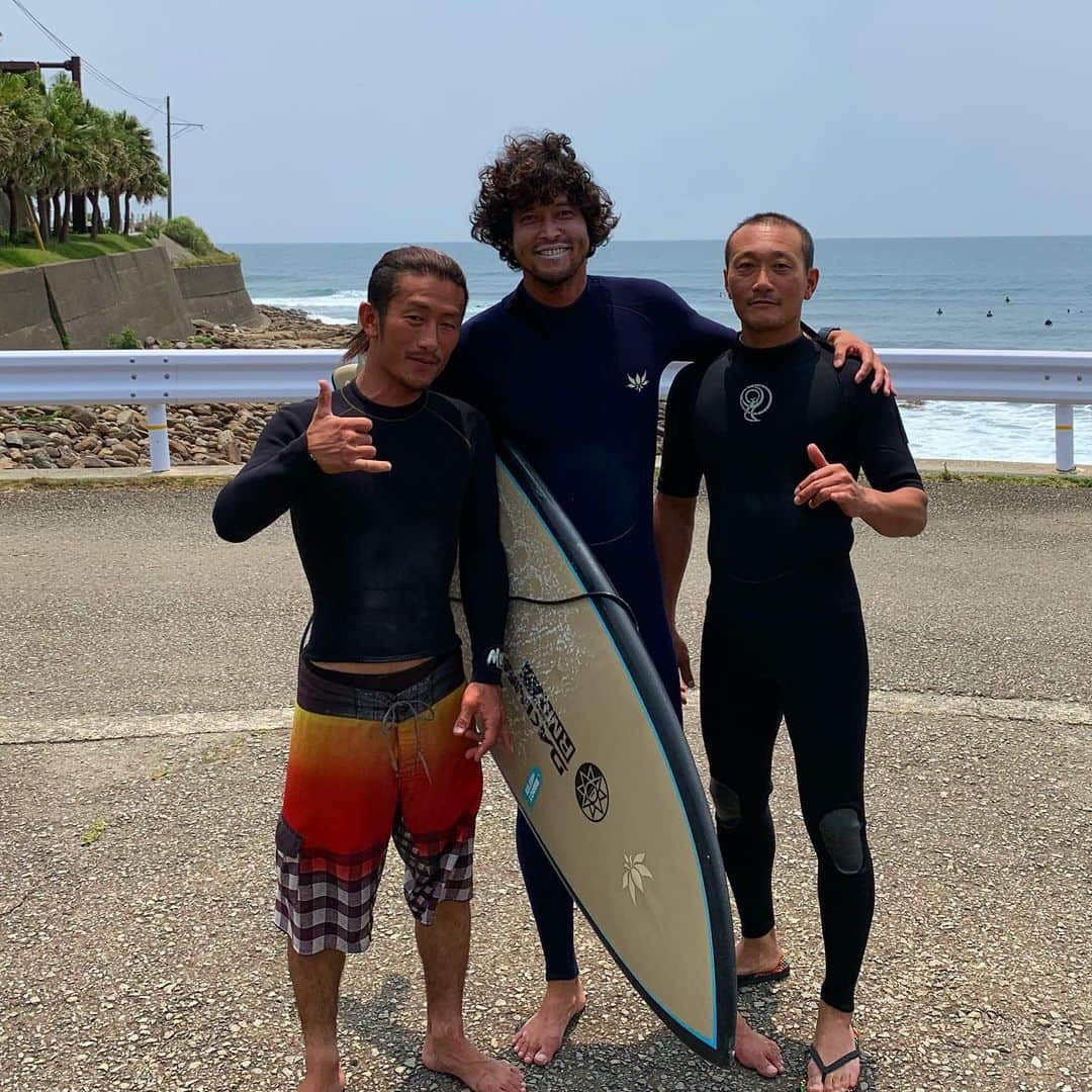 三浦理志さんのインスタグラム写真 - (三浦理志Instagram)「人と出会い人と繋がり自分の知らない世界を経験する事ができました。 1週間という短い時間でしたが多くを学ばして頂きました！ エビちゃん、和美ちゃん、武蔵、ツッチー、隆治、日南でお会いした方々、ありがとう御座いました！ また遊びに行きますね！ #surftrip #surf #surfing #yakiyaki #宮崎 #地鶏 #炭火焼き」6月12日 12時39分 - mar4m