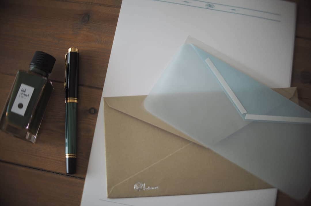 花澄さんのインスタグラム写真 - (花澄Instagram)「きのうから下書きしていた 一年に一度の長い手紙が書き終わって ホッ。 今年は作ってもらったカキモリのインクに カキモリの便箋。 封筒と色付きライナーが自由に組み合わせられるので 控えめに光るゴールドの封筒に 淡い水色を選んでみました。＾＾ #tokyo#japan#olympus#olympuspen#olympuspenepl8#switar#macroswitar#macroswitar26mm#oldlens#cinelens#オールドレンズ#シネレンズ#oldlens_tokyo#kakimori#inkstand#カキモリ#インクスタンド#手紙#letter#万年筆#ペリカン#pelican」6月12日 12時33分 - textisan