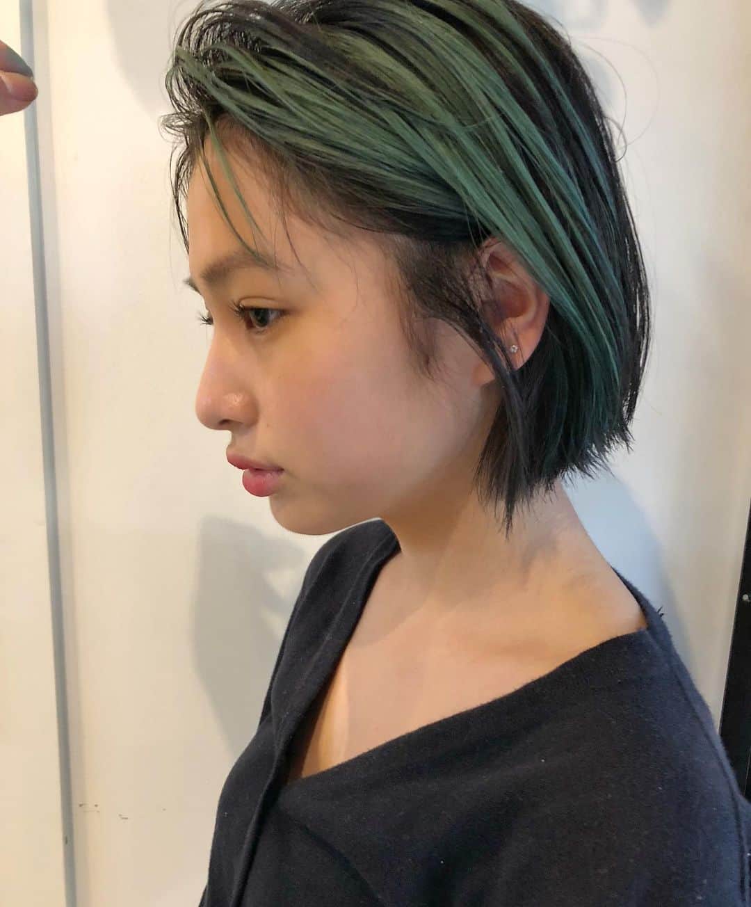 カワシリアツシのインスタグラム：「フロントにグリーン 全体はブラック セクションカラーでちょい攻めhair💇‍♀️ グリースでバックに◎ ・ ・ ・ ・ブリーチの回数がわからない。 ・値段が気になる。 ・ダメージが心配。など なんでもご気軽にご相談ください😊 ・ ご予約やご相談はURLもしくはDM・LINEにて待ちしております🙆‍♂️ ・ ・ ・ ご予約はトップページURLをクリック😊 もしくはDMください✉️ ・ ネットで×になってても お取りできるお時間もございますので、 ご気軽にご相談ください🙆‍♂️ ・  #アディクシー #イルミナカラー  #外国人風カラー #ミニボブ #切りっぱなしボブ #ハイライト #外ハネ #グラデーション #外国人風 #ポートレート #美容室 #美容院 #美容学生 #撮影 #東京 #渋谷  #ショートヘア #グレージュ  #ブルージュ #ブリーチ #portrait #フィルムカメラ #hairstyle #ショートカット #haircolor #ハイトーン #데일리룩 #时尚 #แฟชั่น#インナーカラー」