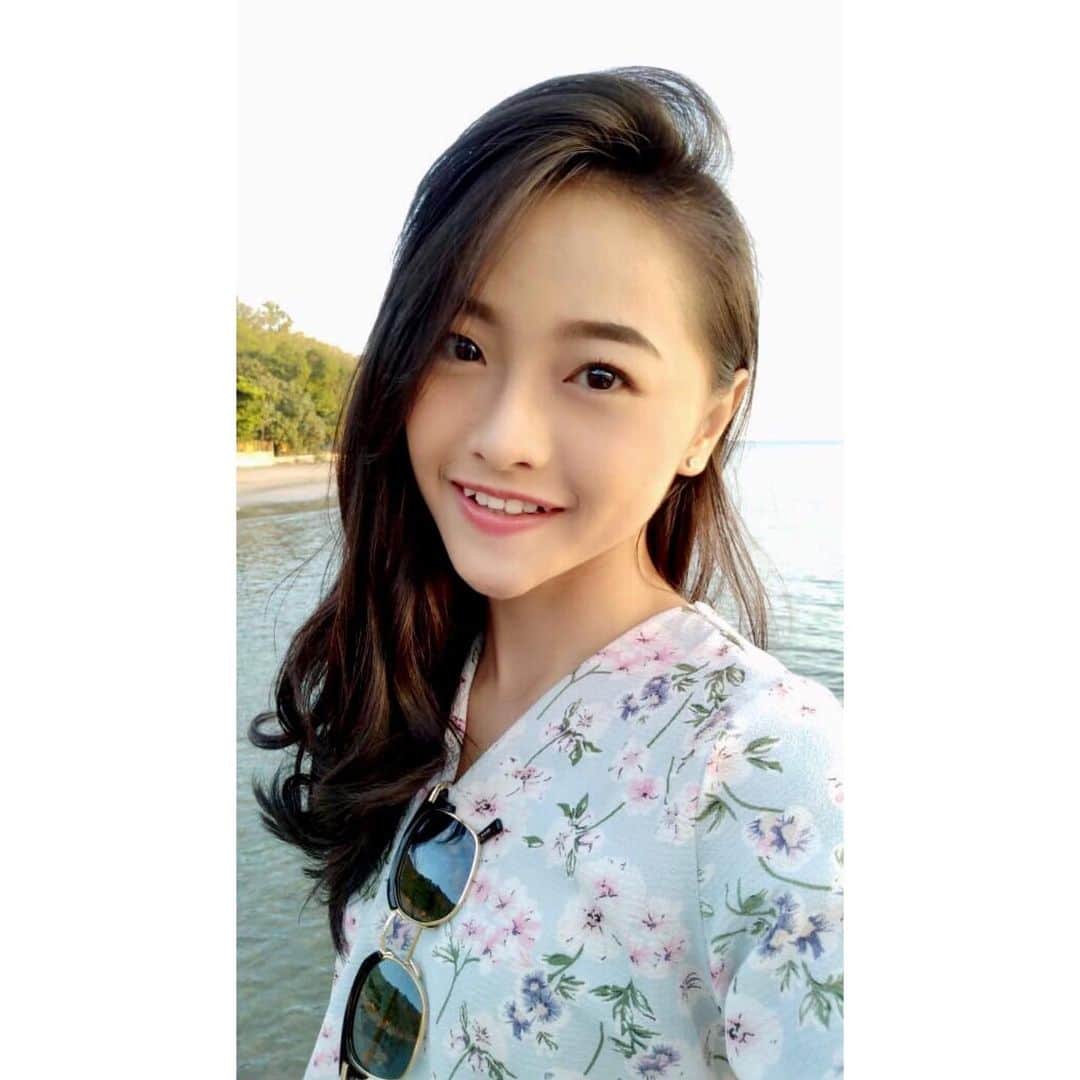 ロナ・アングラエニのインスタグラム：「Slide 1: Holiday smile 😊 Slide 2: It’s over, babe😐」