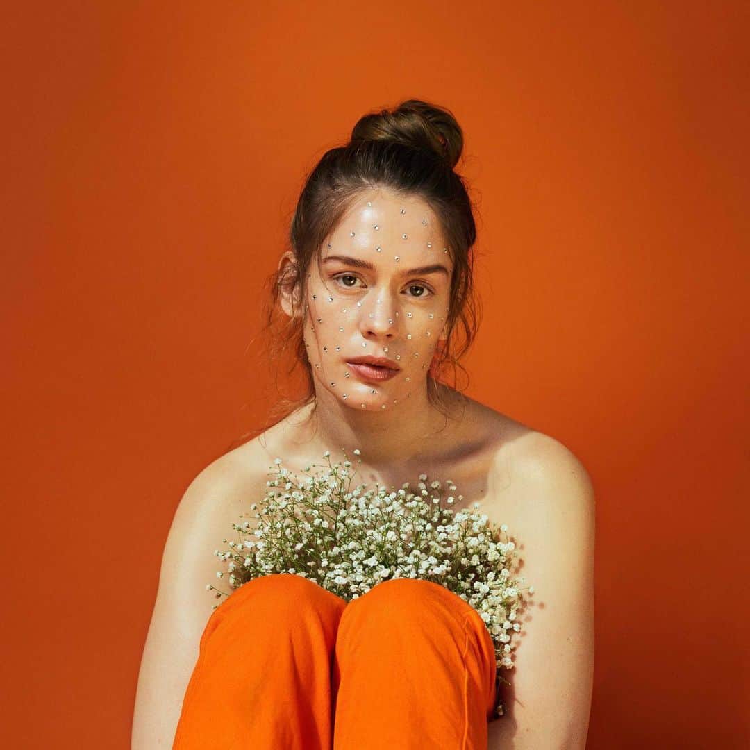 ホステス・エンタテインメントのインスタグラム：「北欧ポップ・デュオ、アナ・オブ・ザ・ノースが新曲「Thank Me Later」をリリース！ソフトクリームと踊る可愛いMVも公開🍦超絶ポップなサウンドでヘビロテ決定✌🏻アナがこの楽曲を通して世の男性陣に言いたいこととは？新作の発表にも期待が高まる😍 #annaofthenorth」
