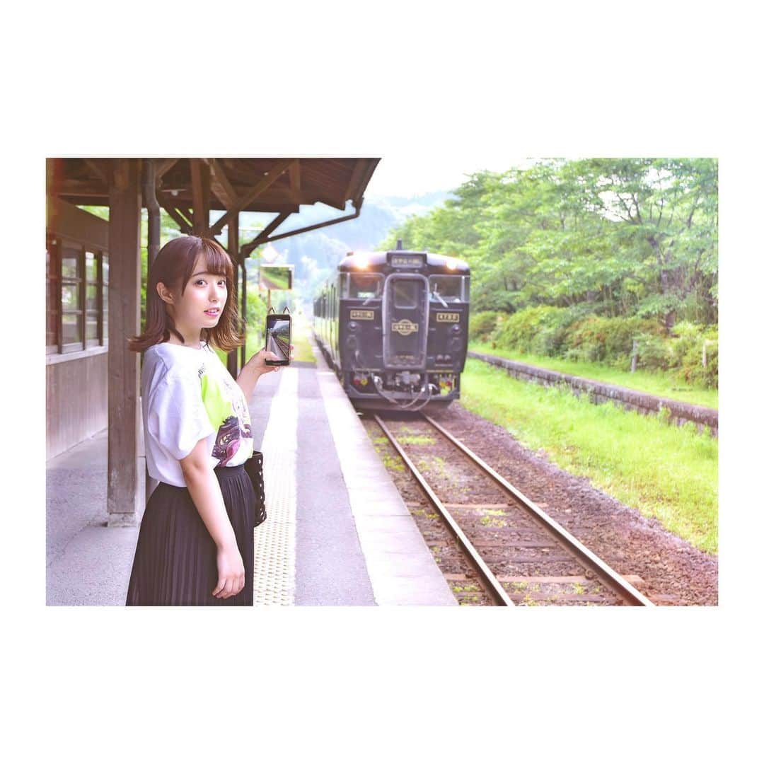 前田美里のインスタグラム：「電車。 . #鹿児島 #嘉例川駅 #嘉例川 #レトロ #無人駅 #列車 #線路 #ファインダー越しの私の世界 #写真好きな人と繋がりたい #nikon #D5500 #nikond5500 #picture #japan #photography #instagood #instaphoto #film #film_jp」