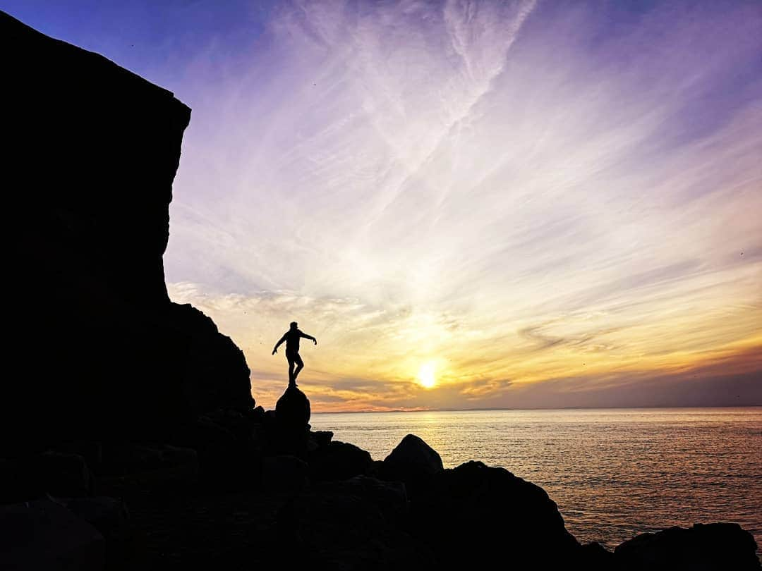 マヌー・ベネットさんのインスタグラム写真 - (マヌー・ベネットInstagram)「This is as far as the sun sets in Iceland & then it goes back up again.I'm doing my best Karate Kid impersonation! #crazysunset #sundoesntgodown」6月12日 12時53分 - manubennett