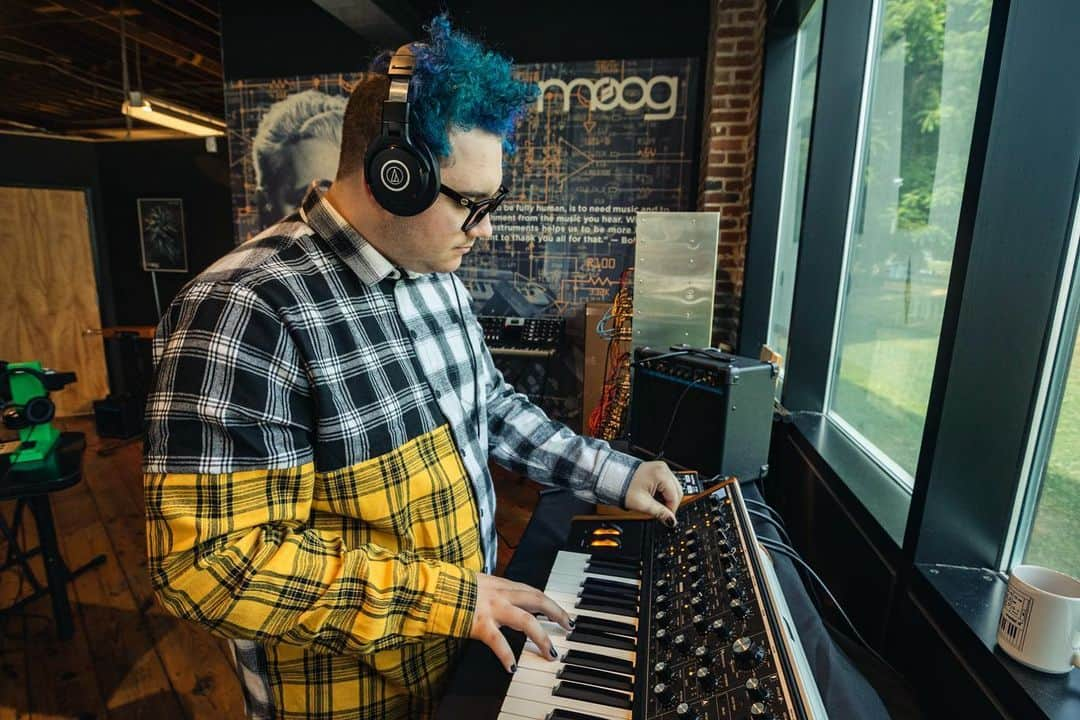 スラッシーさんのインスタグラム写真 - (スラッシーInstagram)「Thank you @moogsynthesizers for giving me a tour of where the magic happens 🤩 - watch out Santa i got a big wish list coming this year」6月12日 12時56分 - slushii