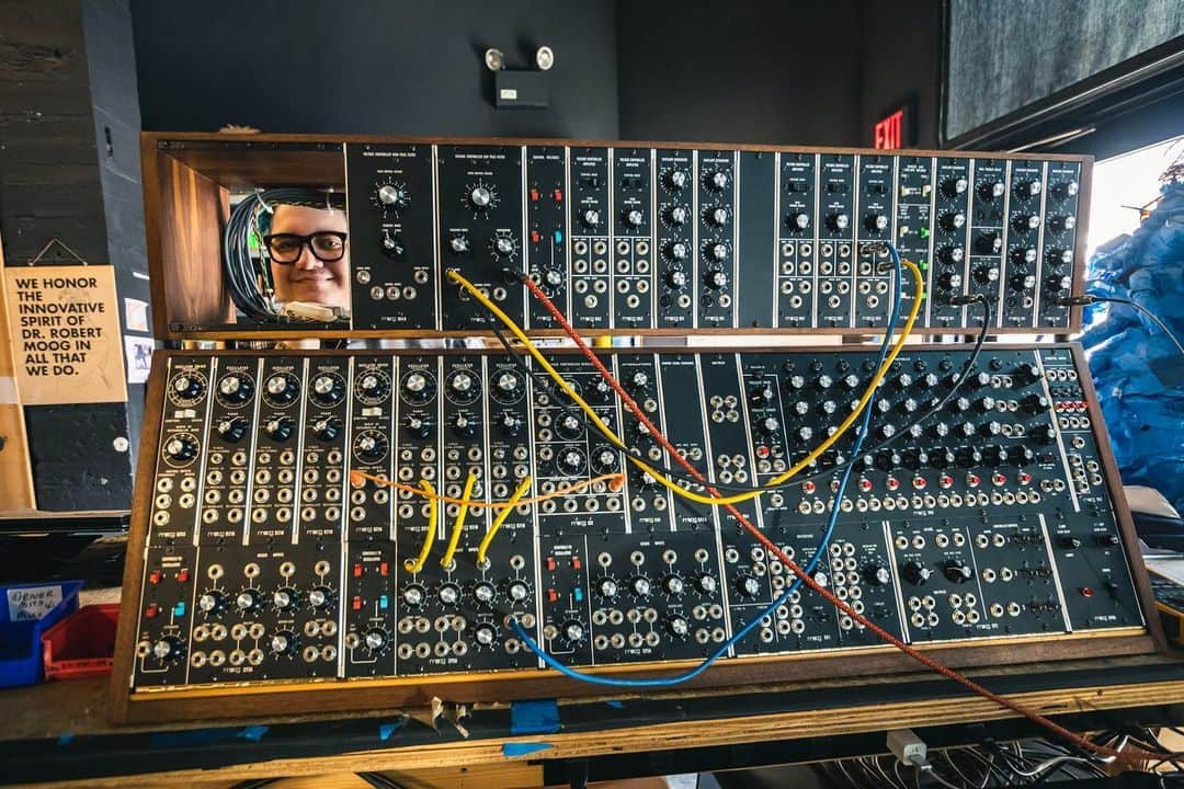 スラッシーさんのインスタグラム写真 - (スラッシーInstagram)「Thank you @moogsynthesizers for giving me a tour of where the magic happens 🤩 - watch out Santa i got a big wish list coming this year」6月12日 12時56分 - slushii