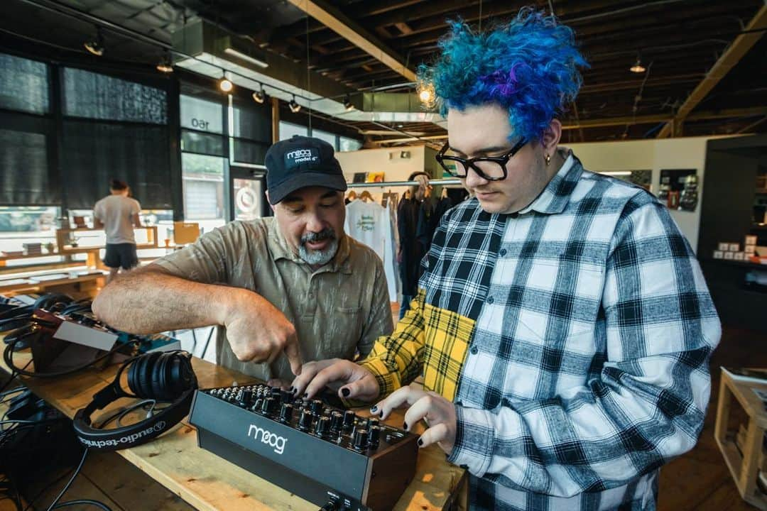 スラッシーさんのインスタグラム写真 - (スラッシーInstagram)「Thank you @moogsynthesizers for giving me a tour of where the magic happens 🤩 - watch out Santa i got a big wish list coming this year」6月12日 12時56分 - slushii