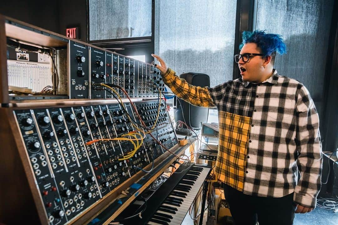 スラッシーさんのインスタグラム写真 - (スラッシーInstagram)「Thank you @moogsynthesizers for giving me a tour of where the magic happens 🤩 - watch out Santa i got a big wish list coming this year」6月12日 12時56分 - slushii