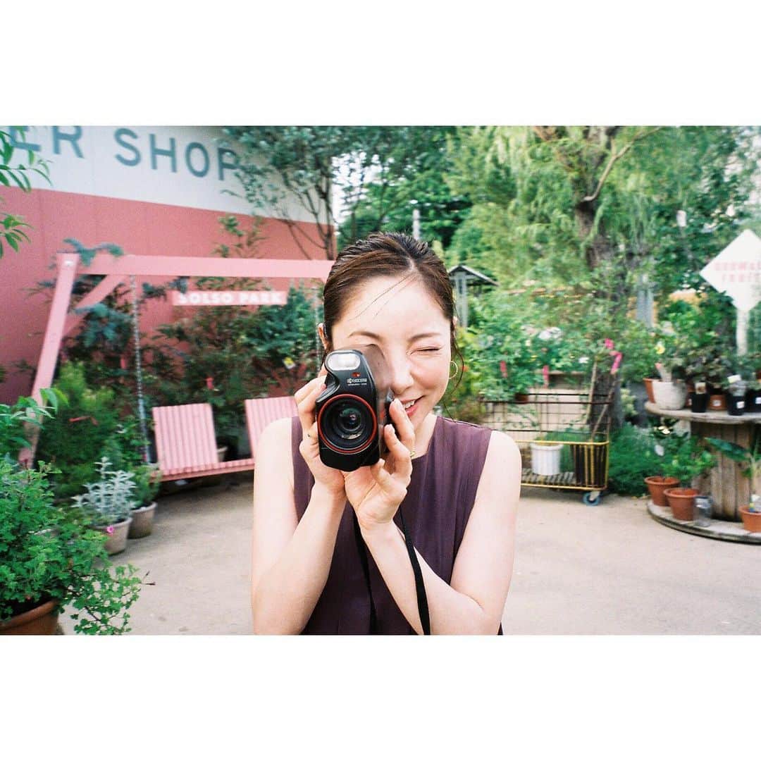 Aya（高本彩）さんのインスタグラム写真 - (Aya（高本彩）Instagram)「ある日の @inouenaho1207  この写真とったあと赤いカメラを無くしたナホ。 探し回ったけど見つからなかった📷 そんな事ある？  って言いながら帰りました。 #sharegreenminamiaoyama  #photobyaya #ある日の夕方 #消えたカメラ」6月12日 12時59分 - aya_dream04