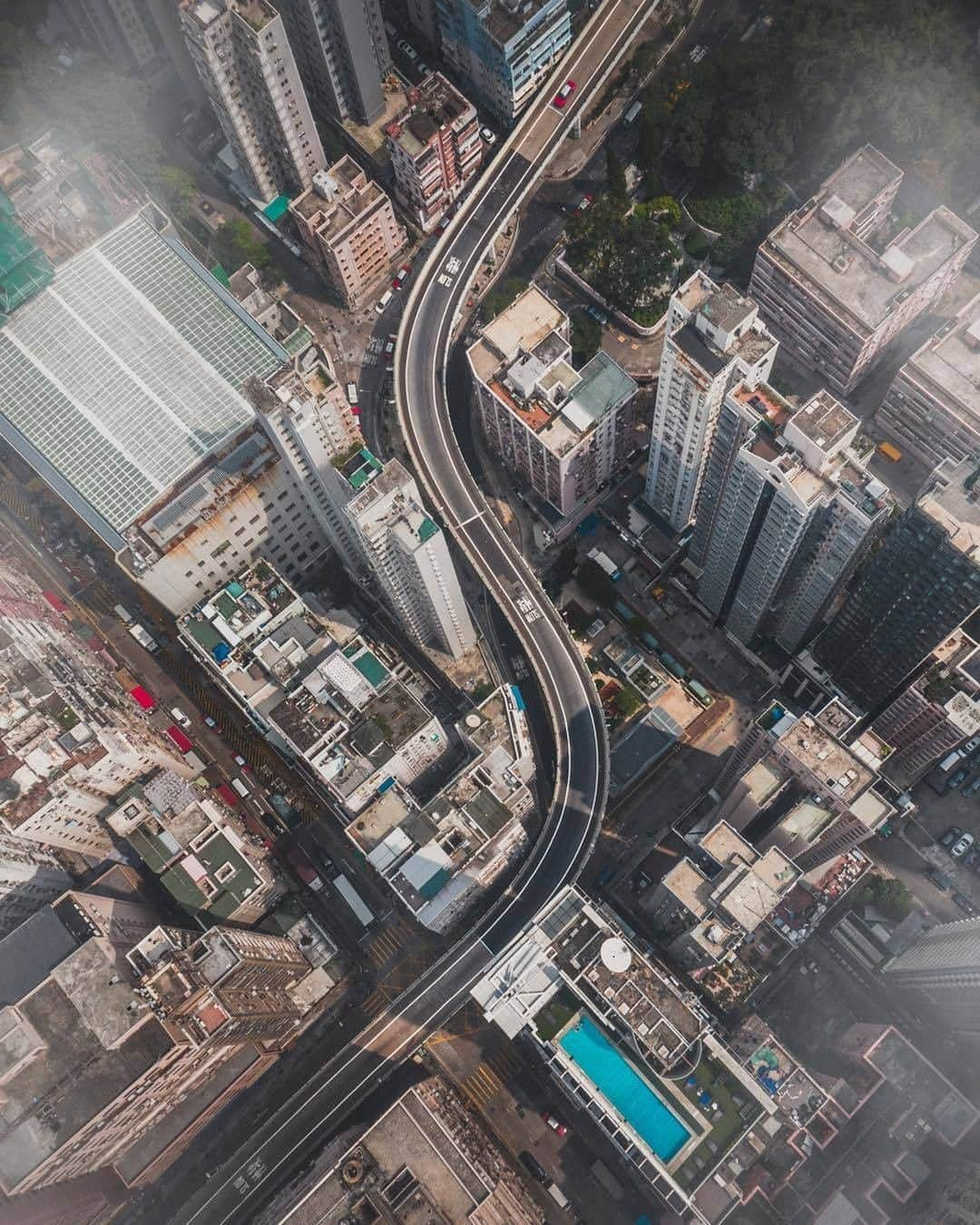 Discover Hong Kongさんのインスタグラム写真 - (Discover Hong KongInstagram)「An aerial view of Hong Kong’s concrete jungle. 用鳥兒視角，看香港風景！ 香港の街を空撮！ 📷: @chad_gerber #DiscoverHongKong #repost」6月12日 13時01分 - discoverhongkong