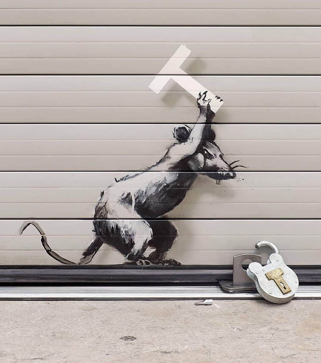 HYPEBEASTさんのインスタグラム写真 - (HYPEBEASTInstagram)「@hypebeastart: @banksy has repurposed and graffitied an EU arrivals gate from Heathrow airport for an anti-Brexit installation titled ‘Keep Ou.’ It’ll be on display at the @royalacademyarts’ annual Summer Exhibition in London until August 12. Photo: Banksy」6月12日 13時03分 - hypebeast