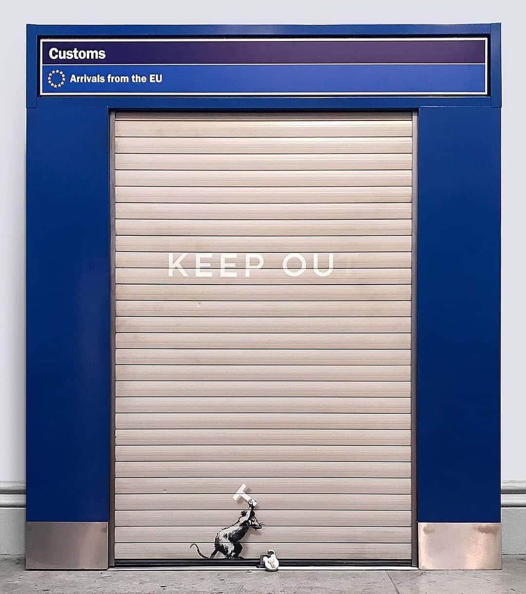 HYPEBEASTさんのインスタグラム写真 - (HYPEBEASTInstagram)「@hypebeastart: @banksy has repurposed and graffitied an EU arrivals gate from Heathrow airport for an anti-Brexit installation titled ‘Keep Ou.’ It’ll be on display at the @royalacademyarts’ annual Summer Exhibition in London until August 12. Photo: Banksy」6月12日 13時03分 - hypebeast