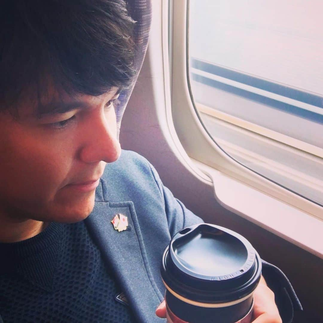 金子三勇士さんのインスタグラム写真 - (金子三勇士Instagram)「Shinkansen again #新幹線 #東海道新幹線 #のぞみ号 #今日も移動中 #旅人 #ピアニスト #音楽家 #金子三勇士 #セルフィー #Shinkansen #nozomisuperexpress #selfie #Pianist #MiyujiKaneko #onboard #frequenttraveler #ティータイム #teabreak」6月12日 13時04分 - miyujikaneko_official