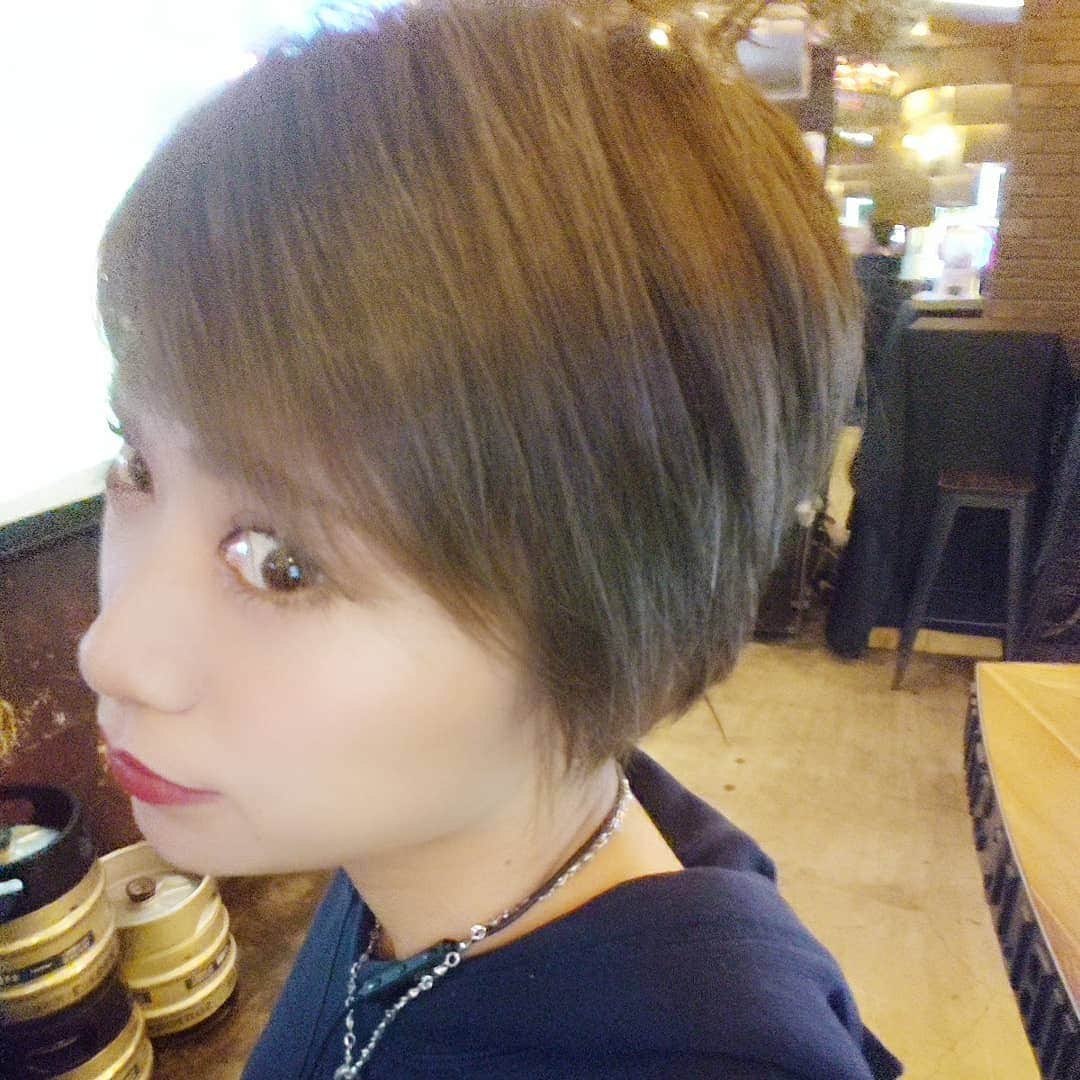 のインスタグラム：「明日は事務所ライブでやんすಠ_ಠ 色んな人に来て欲しいでやんすಠ_ಠ  髪の毛いじって貰ったのさ。 伝われメッシュ!! ネイルも新しくしたのさ。 esネイル行ってるのバレちゃう!! 載せてなかった先月のネイルも添えて。  p.s.裁判員裁判とジョンソン・エンド・ジョンソンて似てるよね☆  #ネイル#事務所ライブ#メッシュ #髪の毛#伸ばしたい#頑張る #自分に#打ち勝つ#たぶん#無理」