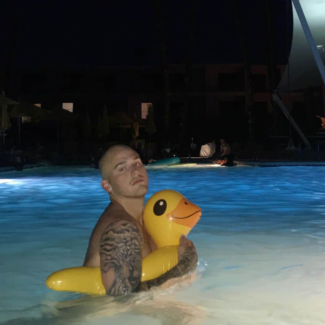 ブランドン・シェイアのインスタグラム：「Welcome to my Tuesday in Palm Springs. Enjoy the multiple photos of me in a speedo & my friends half naked. Also you may ask why my body & face look so relaxed in these photos & yes it is because I got a massage & facial today from my favorite massage place. That’s all, love u.」