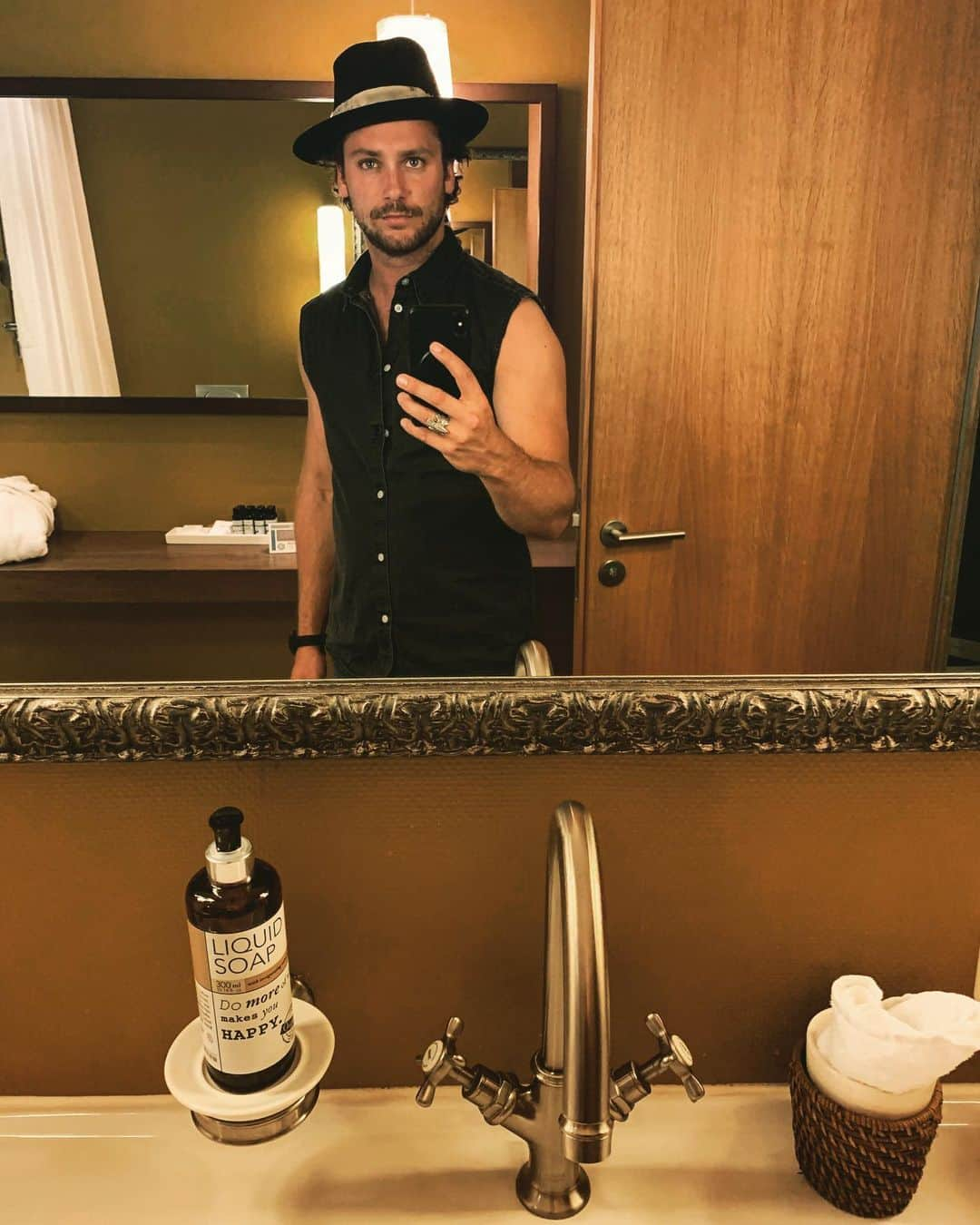 Bastian Bakerさんのインスタグラム写真 - (Bastian BakerInstagram)「Morning! #afterpartypic #bathroom #hotel #selfie #fresh #partyvomjahr」6月12日 13時18分 - bastianbaker