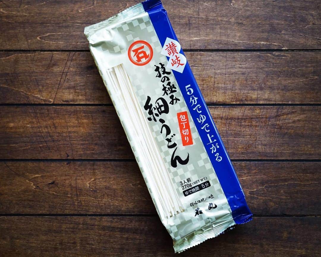 hirokoさんのインスタグラム写真 - (hirokoInstagram)「🌱2019.6.12（水） ✽.｡.:*・ﾟ #hiroponのおうちごはん ・ #冷やしうどん で#お昼ごはん ・ 私の住む香川県の石丸製麺さんのアンバサダーが紹介する#のっけうどん #ontheudon ・ 暑い時こそツルツルっと喉越しのいい 冷た〜いうどんが食べたいよね〜 色々な具材をうどんにのせて食べれば 元気も出るよ (ง •̀ •́)ง✧ ・ ・ 『技の極み讃岐細うどん包丁切り』で サッパリ＆ヘルシーに野菜と鶏のささみ 食感の違いを楽しむカリカリごぼう そしてマヨチリソースをかけて味の変化も楽しんで🎶 ・ ・ 【材料】1人分 ▪︎技の極み讃岐細うどん包丁切り...90g ▪︎レタス・ブロッコリースプラウト...好きなだけ ▪︎鶏ささみ...1本 ▪︎ごぼう....10cmぐらい ▪︎うどんつゆ（市販のストレートつゆ） ※マヨネーズ...大さじ1 ※ スイートチリソース...大さじ1/2 ※ 砂糖...小さじ1/4 ・ 【作り方】 ①レタスは千切り・ささみは茹でほぐしておく ②マヨチリソース ※を合わせておく ③ごぼうはピーラーで削り水にさらし、キッチンペーパーでしっかり水気を切り素揚げする ④うどんを茹で冷水で冷やしお皿に盛りつけ ⑤うどん→レタス→ささみ→スプラウト→ごぼう ⑥つゆをかけ召し上がれ ・ ★マヨチリソースはお好みで味変してね ・ ・ 『技の極み讃岐細うどん包丁切り』は1袋3人分入りだよ〜 細うどんだけどコシはしっかりある だって#讃岐うどん だもん！ ・ ・ ・ ▫️--------------------end--------------------▫️ @udonmaru_isimaruseimen #石丸製麺 #石丸製麺アンバサダー #うどん大好き #インスタフード #おうちごはん通信 #おうちごはんLover #おうちごはん #くらしメイド #お家カフェ #フーディーテーブル #マカロニメイト #デリミア #デリスタグラマー #バランスの良い食事 #魅せるごはん #日々の暮らし #うちのシェフ #お昼ごはん #うどん #snapdish #macaroni #locari_kitchen #lin_stagrammer #wp_deli_japan ・」6月12日 13時21分 - hiropon0201