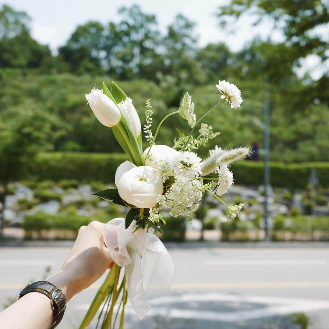 JF flower Shopさんのインスタグラム写真 - (JF flower ShopInstagram)「촬영부케 🌿 Jf flower shop. . . . .#2019jfflowershop #jfflowershop #flower #florist #floral #flowerlesson #koreanflorist #flowerstagram  #koreanflower  #웨딩부케 #플로리스트 #플로리스트수업 #핸드타이드  #범계플라워레슨 #꽃꽂이 #플라워레슨 #꽃꽂이수업 #안양꽃집 #범계꽃집 #평촌꽃집 #과천꽃집 #인덕원꽃집 #동편마을꽃집 #포일동꽃집 #내손동꽃집 #의왕꽃집 #花#花艺#제이에프웨딩 #촬영부케」6月12日 13時32分 - jfflowershop