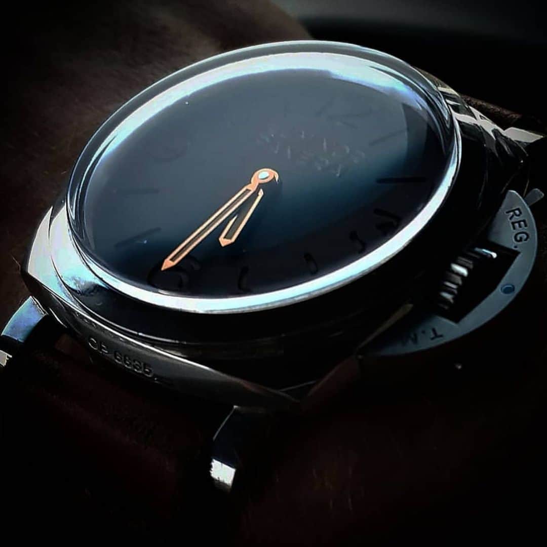 パネライのインスタグラム：「The little details that make the #Panerai #PAM372 on of the top modern pieces released. The way those gold hand shine in the shadows = 😍. Pic by @ishaked  #paneraicentral」