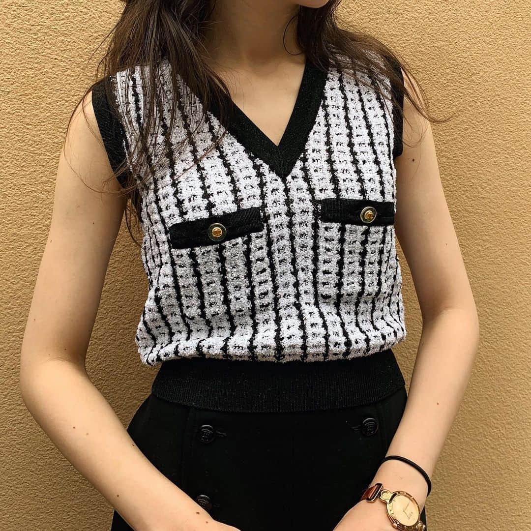 Vintage Brand Boutique AMOREさんのインスタグラム写真 - (Vintage Brand Boutique AMOREInstagram)「SOLD OUT. New arrival ++ Vintage Chanel polyester tweed vest. Size 38, from 1997.▶︎Free Shipping Worldwide✈️ ≫≫≫ DM for more information 📩 info@amorevintagetokyo.com #AMOREvintage #AMORETOKYO #tokyo #Omotesando #Aoyama #harajuku #vintage #vintageshop #ヴィンテージ #ヴィンテージショップ #アモーレ #アモーレトーキョー #表参道 #青山 #原宿#東京 #chanel #chanelvintage #vintagechanel #ヴィンテージ #シャネル #ヴィンテージシャネル #amorewardrobe #アモーレワードローブ」6月12日 13時30分 - amore_tokyo