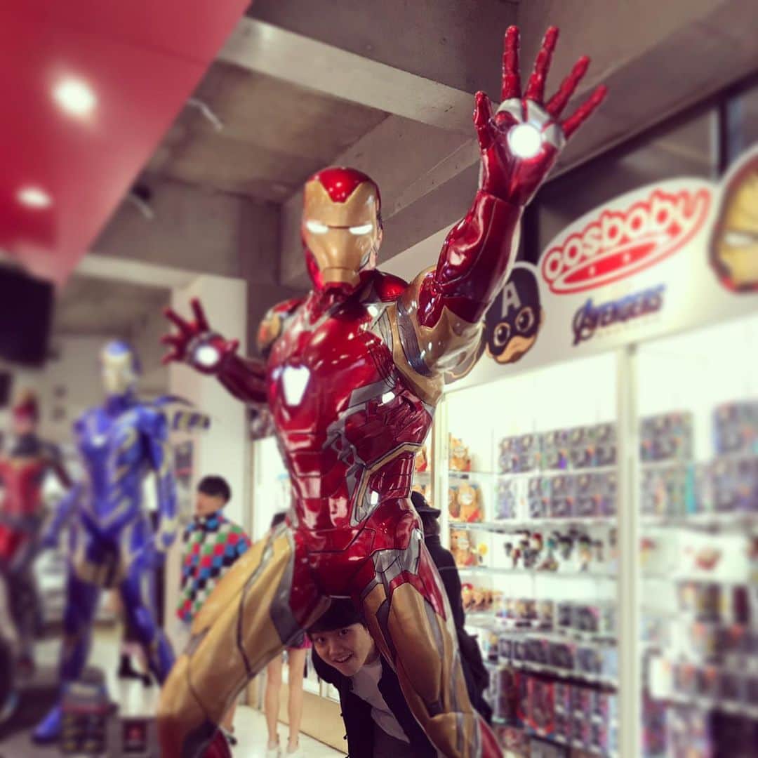 堀駿平（おミルク）さんのインスタグラム写真 - (堀駿平（おミルク）Instagram)「昨日、昼寄席終わりでアイアンマンに参拝してきました。 来て欲しいライブいっぱい。 #アイアンマン #アベンジャーズ #おミルク #ironman #marvel #shop #avengers #endgame #harajuku #omilk #shimokitazawa #live #comedy」6月12日 13時34分 - riho_payshoun