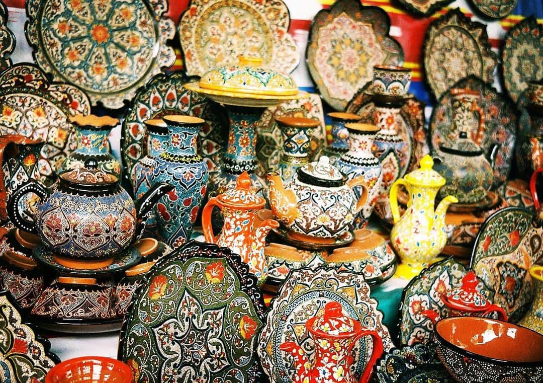 平田薫さんのインスタグラム写真 - (平田薫Instagram)「ウズベキスタンのかわいい陶器達。 本当にお買い物天国すぎる😇  私もお皿を何枚か買って帰りました…がお買い物だけの為に、またすぐにでも行きたいくらい！！ ✴︎ TSB 世界ふしぎ発見！ 青の都 ウズベキスタン 今週6/15 21:00〜 ✴︎ みてね💕  #TBS#ふしぎ発見#ウズベキスタン#ミステリーハンター #filmcamera#film#olympustrip35#Uzbekistan#ceramic#ceramiche#🇺🇿」6月12日 13時36分 - hiratakaoru1215