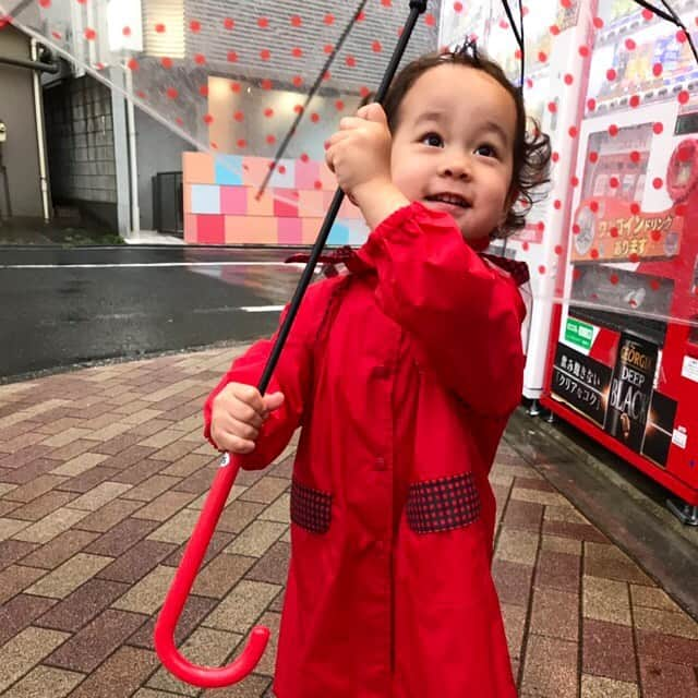 トムセン陽子さんのインスタグラム写真 - (トムセン陽子Instagram)「雨だって存分に楽しむ姿を見ていると、梅雨も悪くないね^_^ . . . #キッズ #キッズフォト #子供 #子供と暮らす #子供のいる暮らし #育児 #kids #kidstyle #kidstyles #kidswear #kids_of_our_world #kidsstyles  #ママ #ママスタ #ママ撮」6月12日 13時38分 - yokothomsen