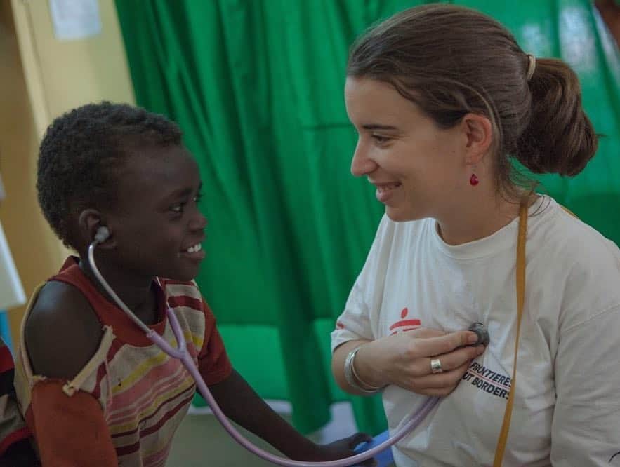 国境なき医師団さんのインスタグラム写真 - (国境なき医師団Instagram)「「ねぇねぇ、聴診器ってどんなものかちょっと触ってみてもいい？」 .  ここは、南スーダン・アウェルの病院です。国境なき医師団（MSF）が長年、産科診療や乳幼児ケアの支援をしています。 .  無邪気な笑顔で尋ねてくれた子どもの患者さんに、「いいわよ、使ってみて。どんな音が聴こえる？」と、快く答えたMSFのスタッフ。聴診器で心を通わせることが出来ました。 ----------------- 南スーダンについての活動ニュースは公式サイトから。プロフィールのURLリンクからどうぞ→@msf_japan . ----------------- Photo © Yann Libessart/MSF  #国境なき医師団 #MSF #南スーダン #聴診器 #病院　#子ども #入院 #笑顔 #音 #はやく #元気 #に #なって #photooftheday #写真部 #写真好きな人と繋がりたい」6月12日 13時51分 - msf_japan