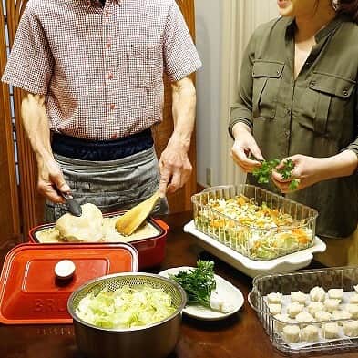 BRUNOさんのインスタグラム写真 - (BRUNOInstagram)「＼ 一緒につくる父の日ごはん☻ ／ ﻿﻿﻿ ﻿﻿﻿ もうすぐ父の日。今年はお父さんと肩を並べて料理する時間をプレゼント。﻿ ﻿﻿ BRUNOのコンパクトホットプレートなら普段台所に立たないお父さんも、テーブル調理で気軽に参加。﻿ お肉とごはんが同時にできる簡単レシピ「アジアン鶏飯」。一緒につくる時間の中で、自然と会話がうまれます。﻿ ﻿﻿﻿ レシピはブランドサイトで公開中。﻿﻿ プロフィールページ @bruno_enjoy のLINKからCHECK！﻿﻿ bruno-enjoy.com﻿﻿ ﻿﻿ 家族で過ごす、季節の行事や記念日は、BRUNOで愉しくつくる「かぞくの記念日レシピ」。 ﻿﻿ ﻿ 父の日はBRUNOアンバサダーであり、料理研究家の加瀬まなみさん @manami.kase さんにお父さんと一緒に愉しめるレシピを作っていただきました！﻿ ﻿﻿ #BRUNO #ブルーノ #BRUNOがある暮らし #ブルーノレシピ #コンパクトホットプレート #ホットプレート #ホットプレート料理 #ホットプレートパーティ #キッチン家電 #おしゃれ家電 #キッチン用品 #おもてなし料理 #父の日 #父の日レシピ #thanksdad  #簡単料理 #男の料理 #鶏飯 #アジア料理」6月12日 13時54分 - bruno_enjoy