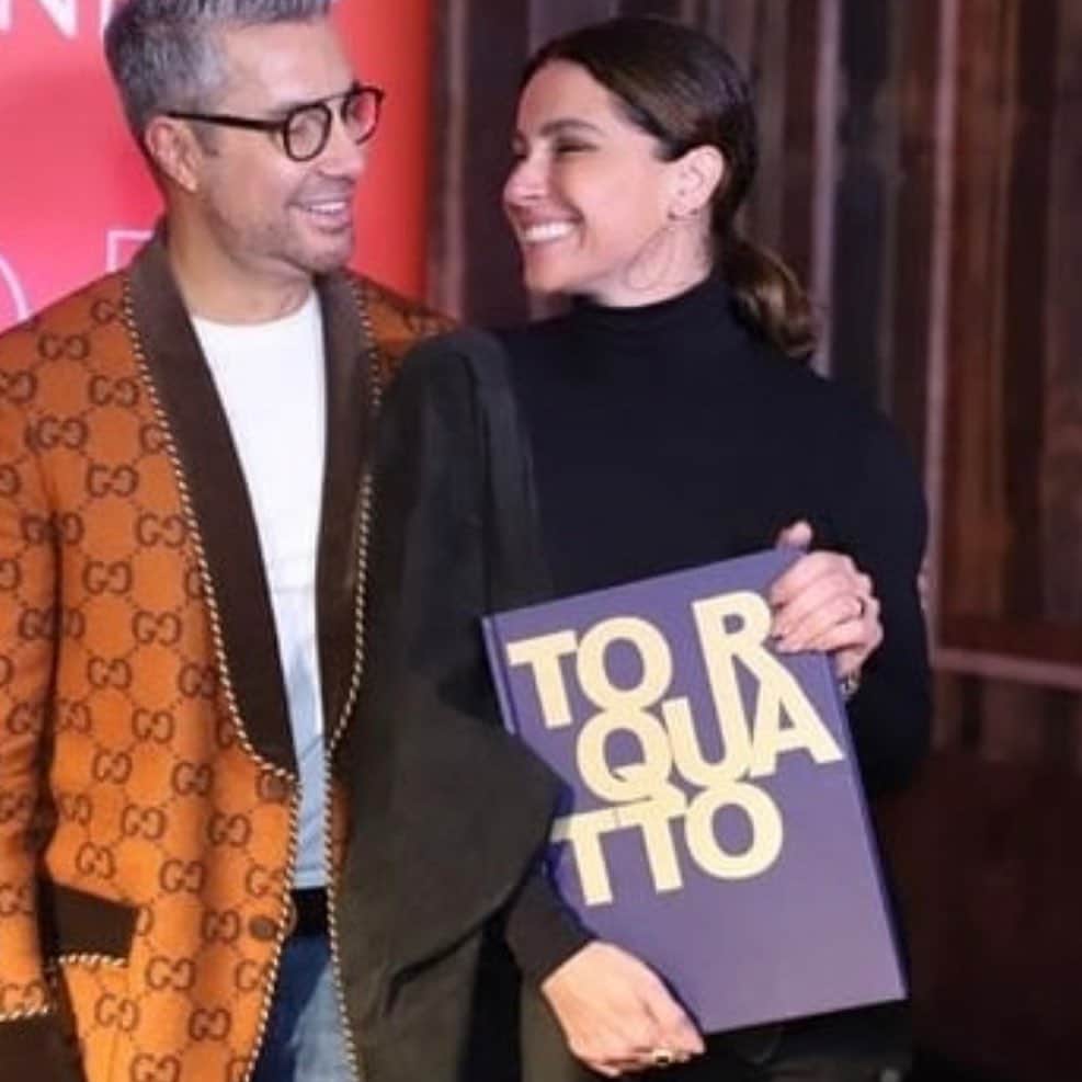 Giovanna Antonelliのインスタグラム：「Gente! Que privilégio poder participar deste evento, onde meu amigo da vida lança seu livro sobre carreira, tantos anos, tantas histórias, tantas fotos, tantos trabalhos, como sou fã… Não podia deixar de estar ali aplaudindo como sempre fui aplaudida por esta pessoa querida que amo demais. E desejo sucesso sempre. Mais do que já tem. Amigo! Vc é foda!!!!! @eufernandotorquatto 💙💙💙💙💙💙💙💙💙💙💕💕」