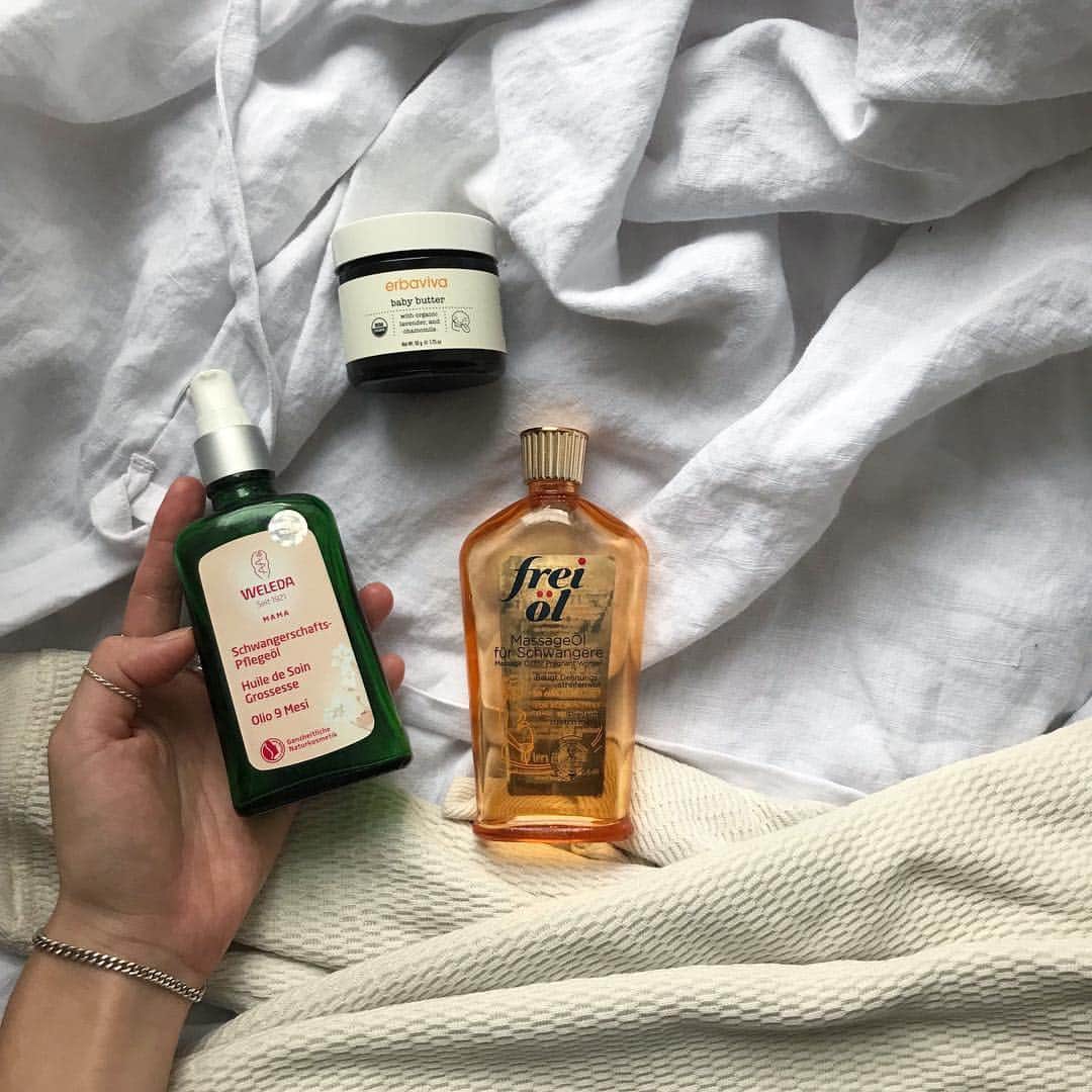 のインスタグラム：「🤰🤰🤰 #massage #bodycare #baby #babybutter #massageoil #weleda #erbaviva #freioil #妊娠線 #妊娠線予防クリーム ・ ・ ・ 妊娠線ケアについて💁‍♀️ ・ 今回ラッキーなことに 妊娠線は全くできなかったんだけど とりあえずこのアイテム達を 5ヶ月目あたりからお腹に 塗りたくってました👏(´∀｀) ・ ✔︎WELEDA Mothers Body Oil ✔︎freioil Massage Oil ✔︎erbaviva baby butter ・ 毎日同じだとなんとなく飽きちゃうから いろんなオイルを 気分で使い分けながら😋✨ ・ 最初はただ全身の 保湿目的で使ってたけど ちゃんと#妊娠線ケア しておいて ほんっっとによかった💛 ・ 出産後の入院中病院でも使ってたよ✨」