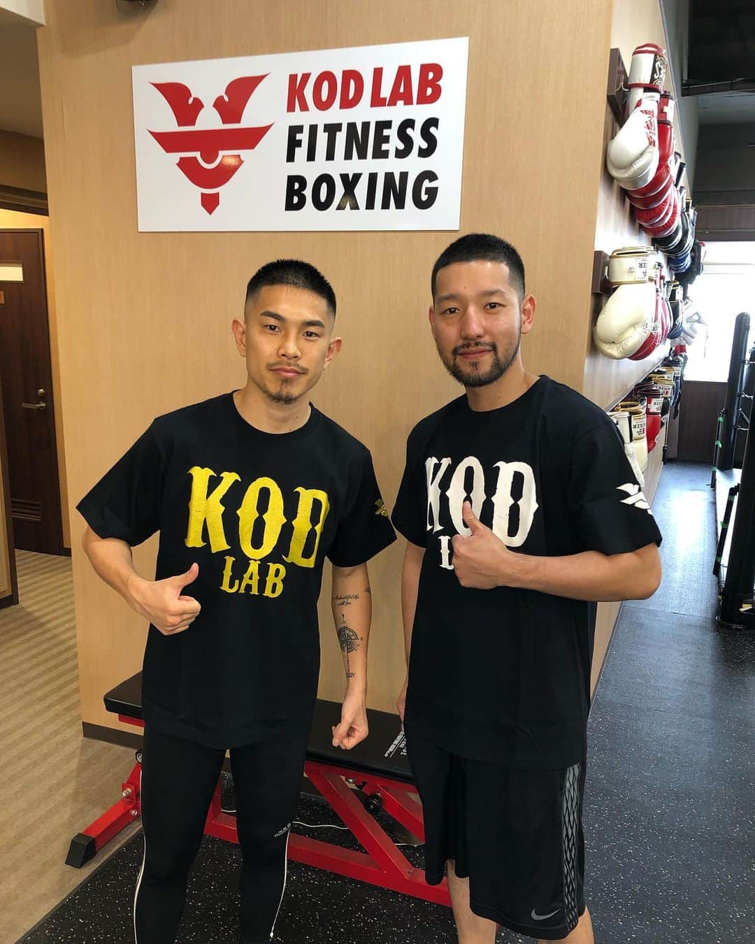 のインスタグラム：「ラスベガスからイガグリ兄弟が帰ってきました（笑）  新KODLABシャツ‼️ 欲しい方は、ジムのメールに問い合わせか、ジムにて購入可能です^_^  3500円です！  #四谷三丁目 #KODLAB #イガグリコンビ #井岡一翔 #佐々木修平 #KODLABシャツ」