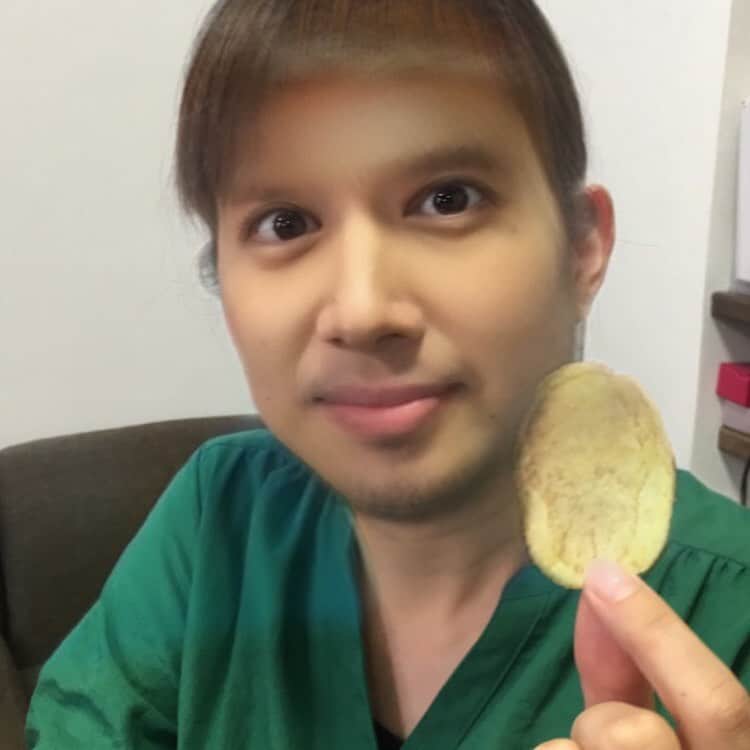 小泉エリのインスタグラム：「流行りのアプリで撮ってもらった😆 男やったらこういう顔やったんや😛」