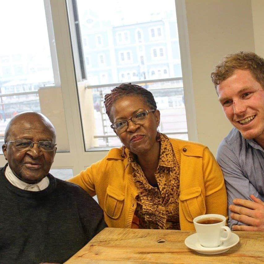 デビッド・ポーコックさんのインスタグラム写真 - (デビッド・ポーコックInstagram)「Desmond Tutu is one of my heroes. The Archbishop was a tireless and important advocate for nonviolence in the struggle against apartheid in South Africa. And then, when apartheid did end, was appointed to oversee the Truth and Reconciliation Commission. .  His amazing sense of humour, and his willingness to speak out and organise in the face of injustice provides an example of who we can be when we embrace difference and work to build a more just society. .  His reminder that “my humanity is bound up in yours, for we can only be human together” seems especially apt for our current time and the challenges we face. .  I was fortunate enough to meet him after a Brumbies game in Cape Town in 2015. His wicked sense of humour and genuine interest in people put everyone at ease as we discussed current events and I asked the Arch for advice on different issues. . . .  #latergram #motivationmonday #tutu #desmondtutu」6月12日 14時31分 - davidpocock