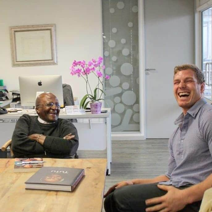 デビッド・ポーコックさんのインスタグラム写真 - (デビッド・ポーコックInstagram)「Desmond Tutu is one of my heroes. The Archbishop was a tireless and important advocate for nonviolence in the struggle against apartheid in South Africa. And then, when apartheid did end, was appointed to oversee the Truth and Reconciliation Commission. .  His amazing sense of humour, and his willingness to speak out and organise in the face of injustice provides an example of who we can be when we embrace difference and work to build a more just society. .  His reminder that “my humanity is bound up in yours, for we can only be human together” seems especially apt for our current time and the challenges we face. .  I was fortunate enough to meet him after a Brumbies game in Cape Town in 2015. His wicked sense of humour and genuine interest in people put everyone at ease as we discussed current events and I asked the Arch for advice on different issues. . . .  #latergram #motivationmonday #tutu #desmondtutu」6月12日 14時31分 - davidpocock